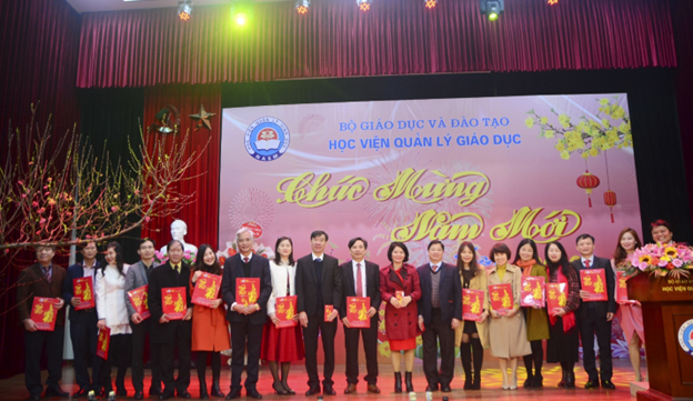 Lãnh đạo Học viện Quản lý giáo dục chúc Tết các thân nhân gia đình Thương binh, Liệt sĩ; các cán bộ cựu giáo chức, sinh viên và viên chức, người lao động của Học viện