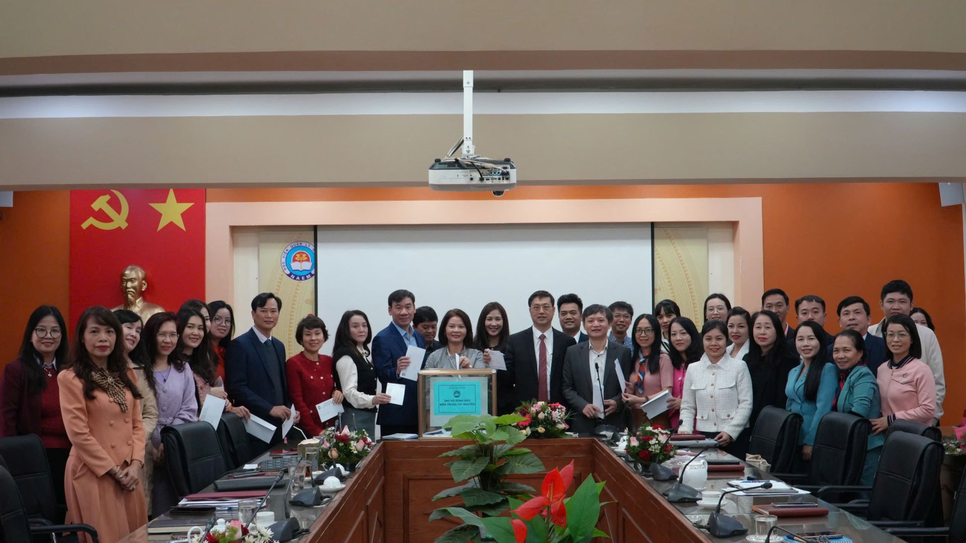 Công đoàn Học viện Quản lý giáo dục tổ chức Chương trình phát động ủng hộ đồng bào các tỉnh miền Trung, Tây Nguyên bị thiệt hại do mưa lũ