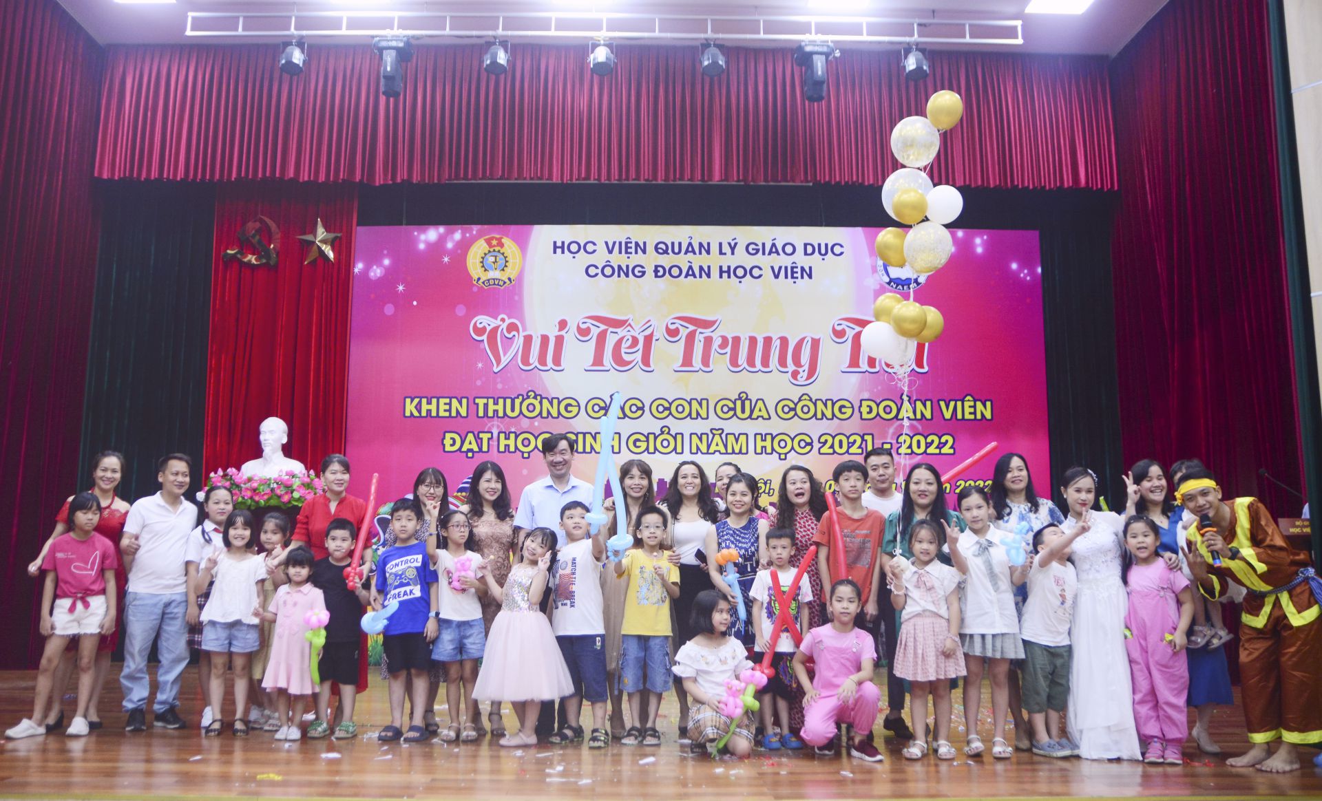 Chương trình Vui Tết Trung thu do Công đoàn Học viện Quản lý giáo dục tổ chức