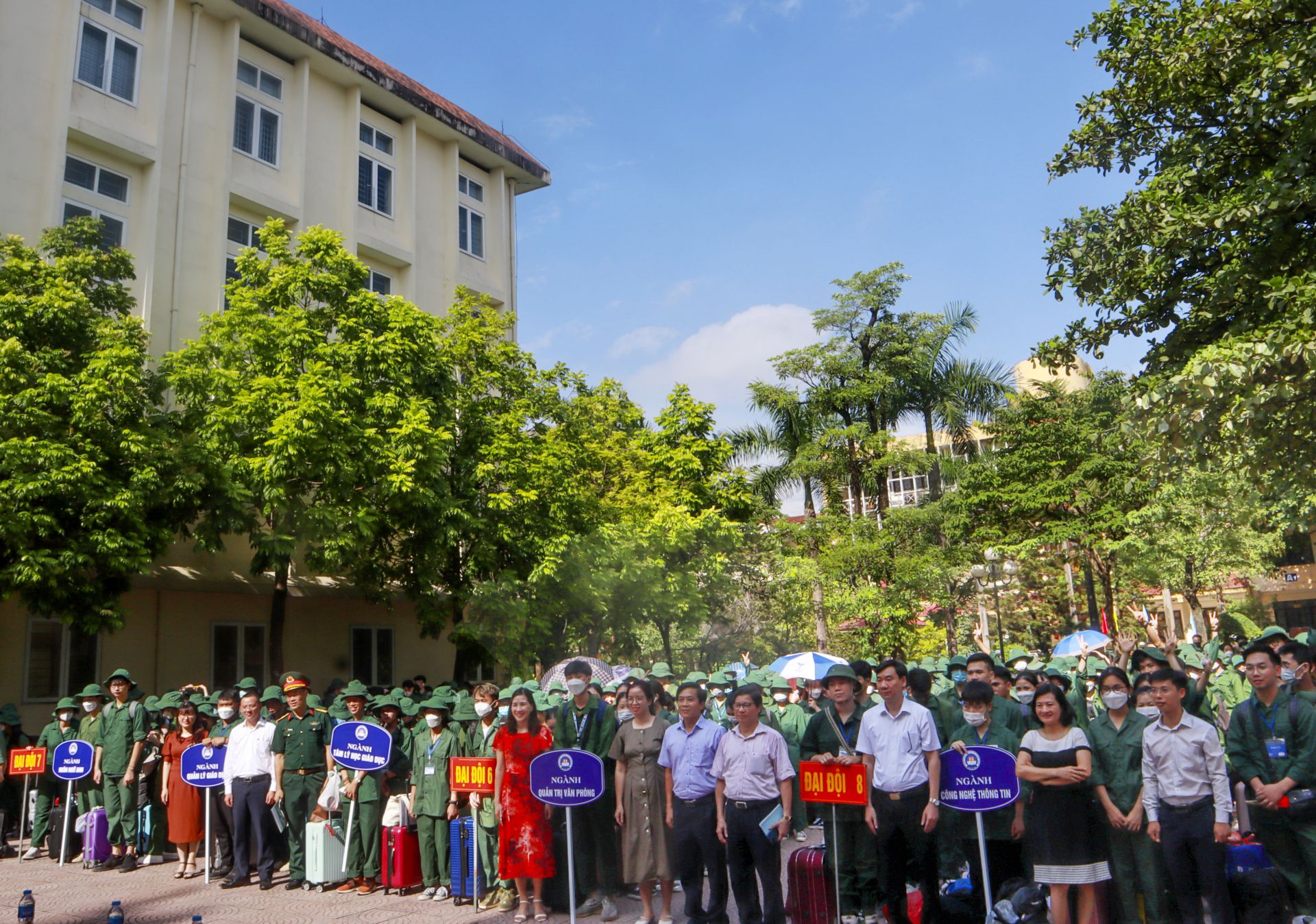 Sinh viên Học viện Quản lý giáo dục tham gia khóa học Giáo dục Quốc phòng - An ninh năm 2022