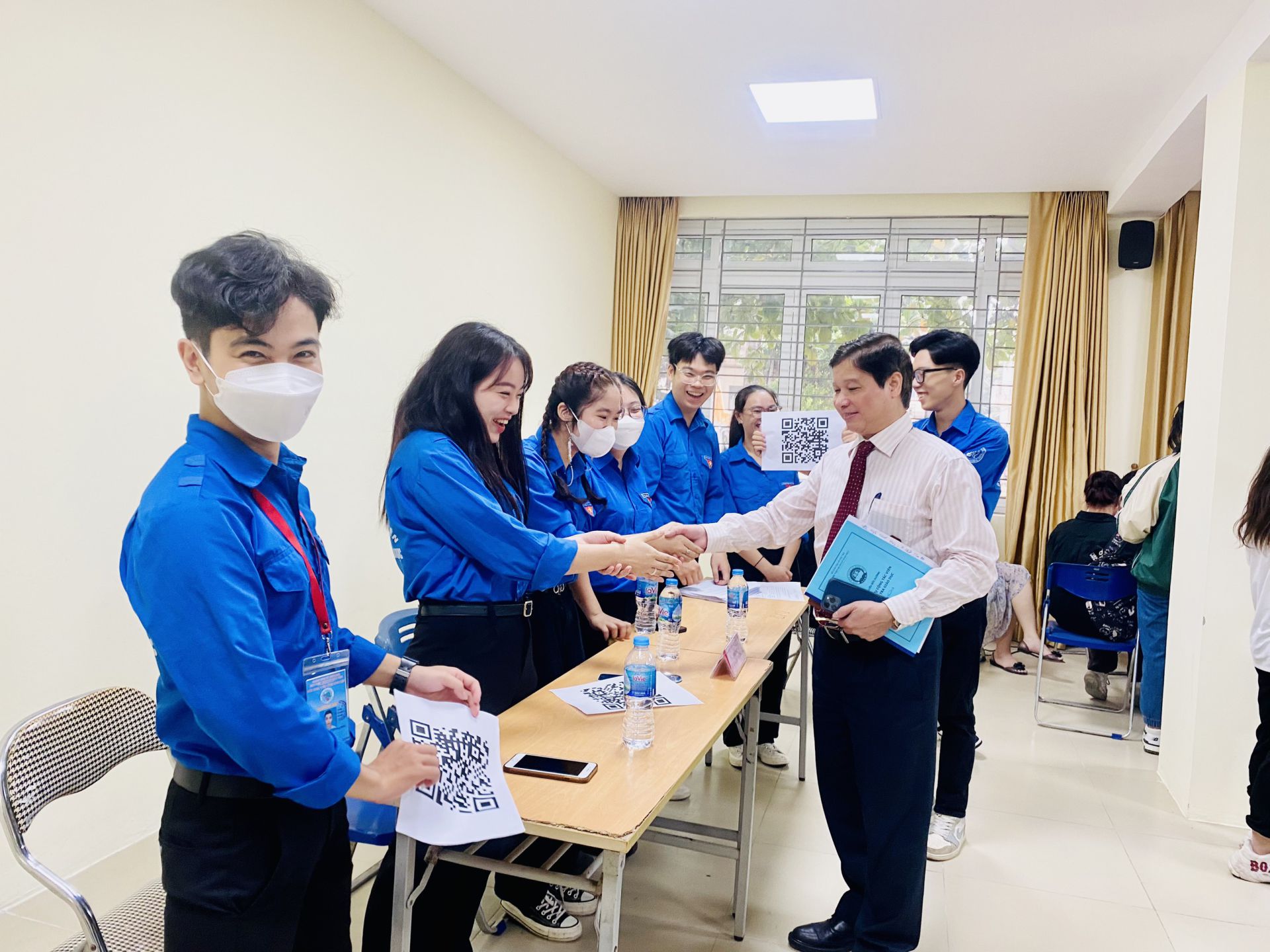 Học viện Quản lý giáo dục chào đón các tân sinh viên tới làm thủ tục nhập học  năm học 2022-2023