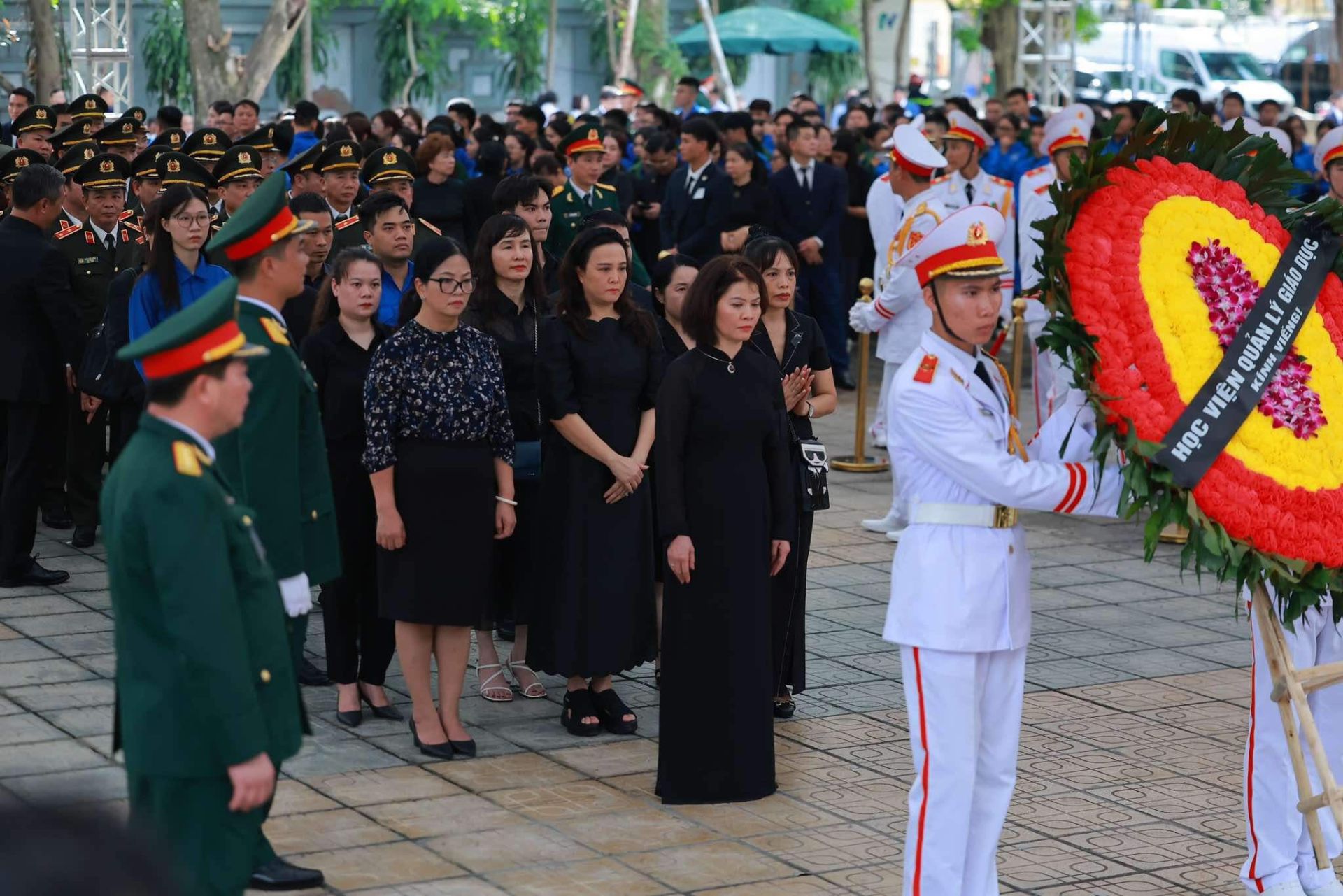 Đảng bộ, Tập thể cán bộ, viên chức Học viện Quản lý giáo dục  viếng Tổng Bí thư Nguyễn Phú Trọng
