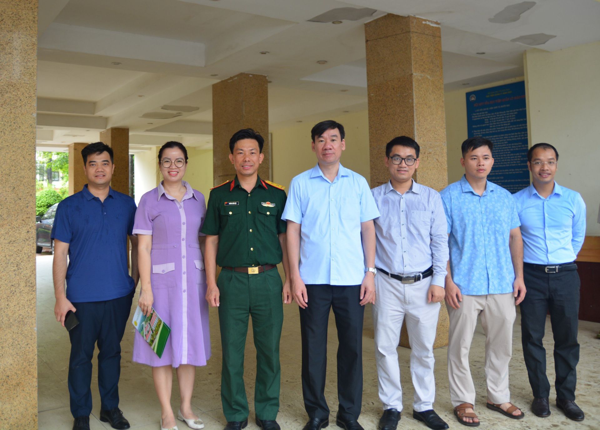 Bàn giao và tiếp nhận sinh viên Học viện Quản lý giáo dục tham gia kỳ học Giáo dục quốc phòng và an ninh năm 2024