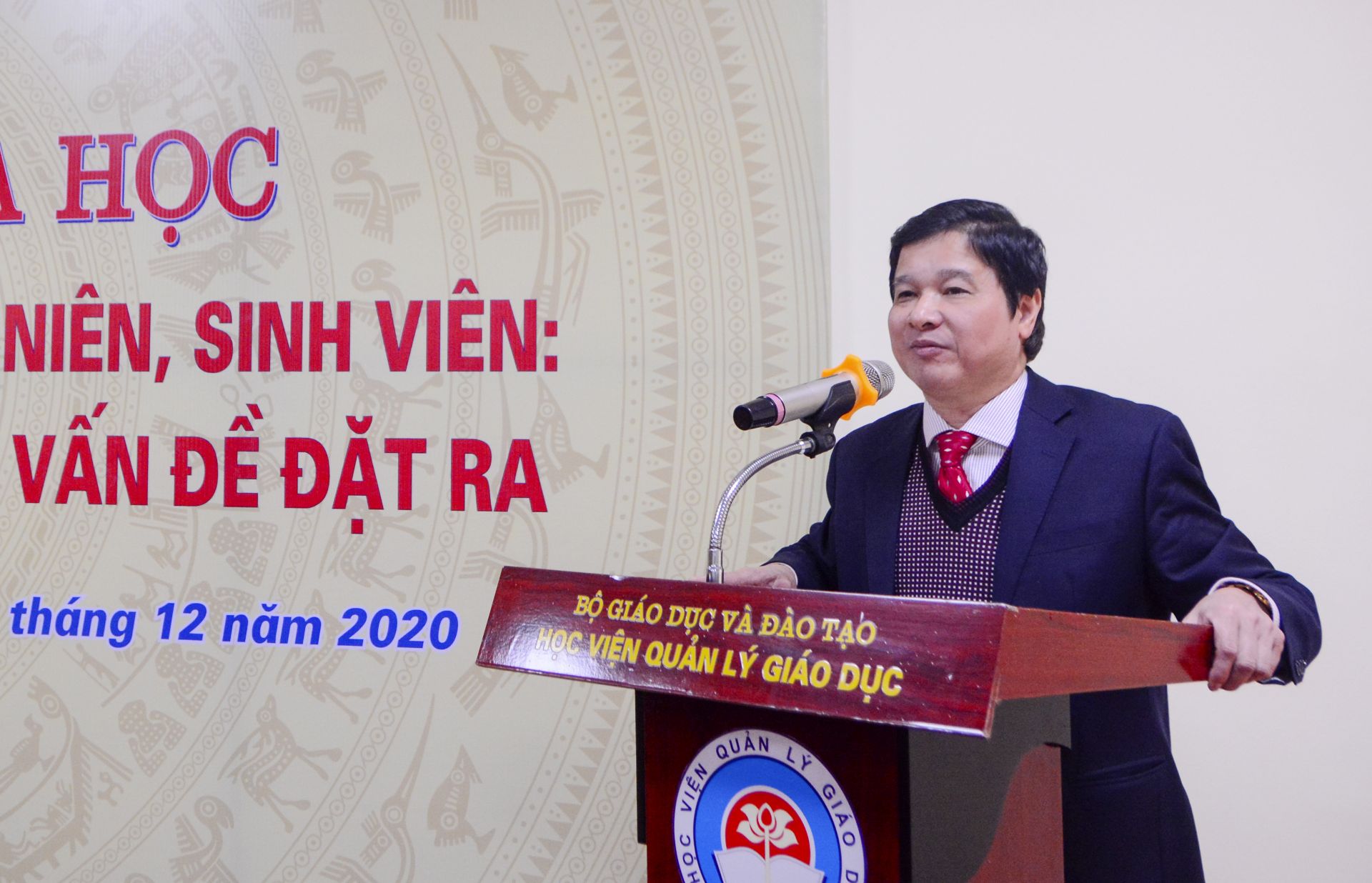 GS.TS Phạm Quang Trung, Giám đốc Học viện Quản lý giáo dục phát biểu đề dẫn Hội thảo