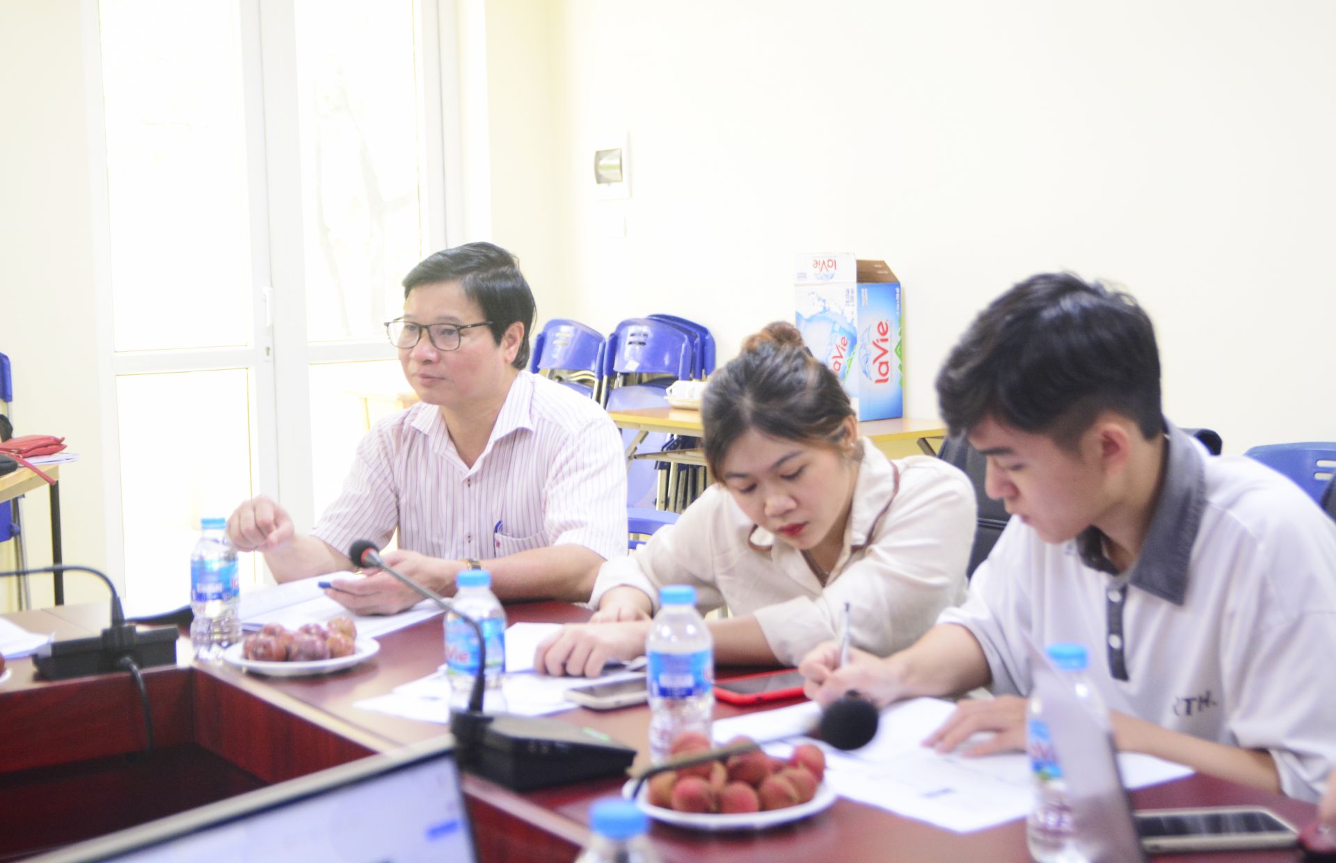 Các em sinh viên say mê nghiên cứu, tìm hiểu về khoa học Quản lý giáo dục dưới sự hướng dẫn tận tình của Thầy Cô