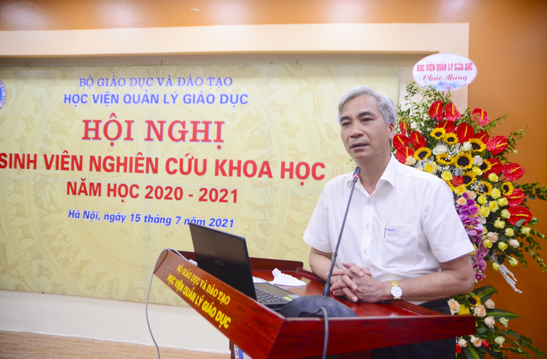 PGS.TS Trần Hữu Hoan, Phó Giám đốc Học viện Quản lý giáo dục Chủ trì Hội nghị sinh viên nghiên cứu khoa học cấp Học viện năm học 2020-2021