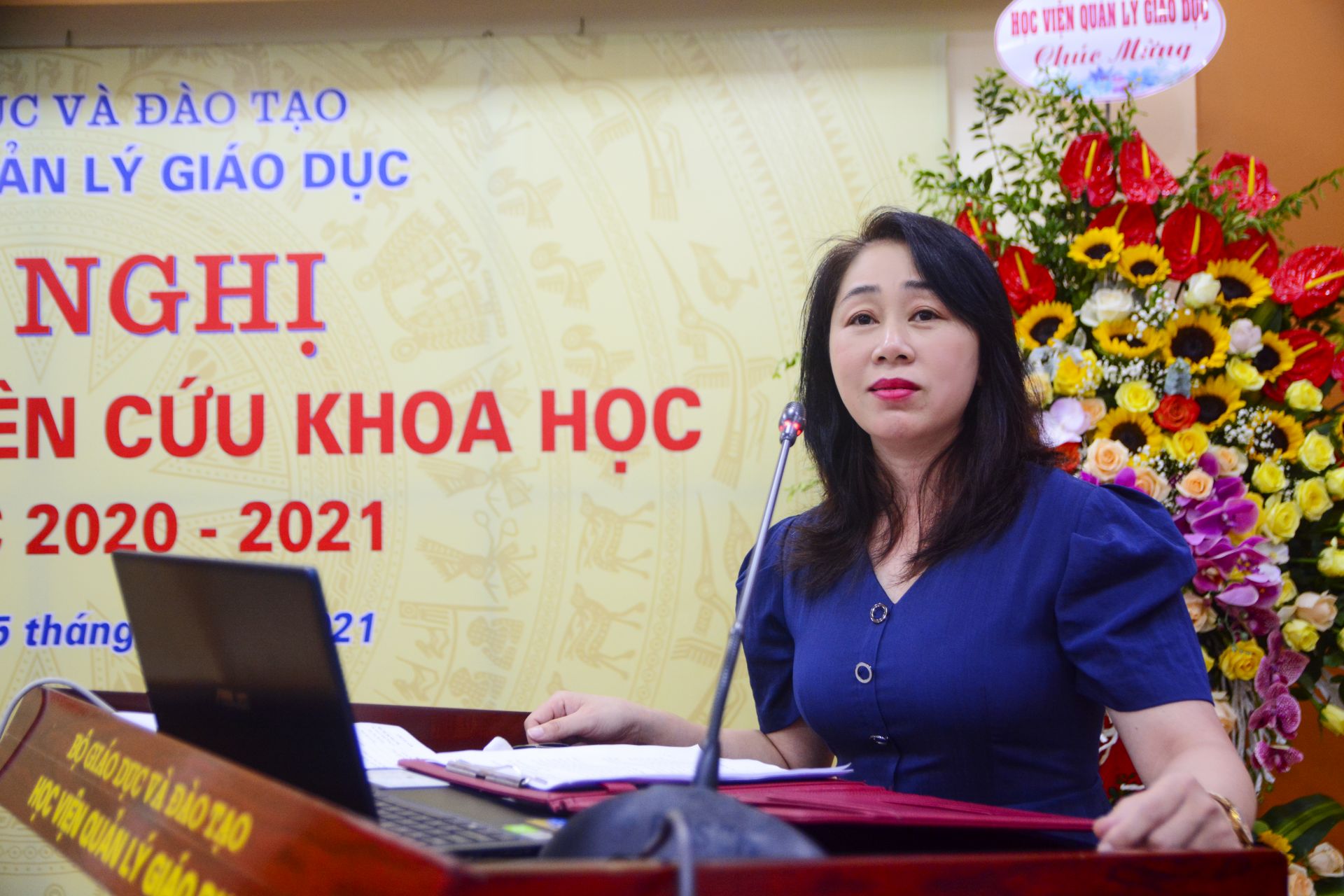 TS. Lê Thị Ngọc Thúy, Trưởng phòng Quản lý khoa học, Học viện Quản lý giáo dục biểu dương tinh thần say mê nghiên cứu của các em sinh viên