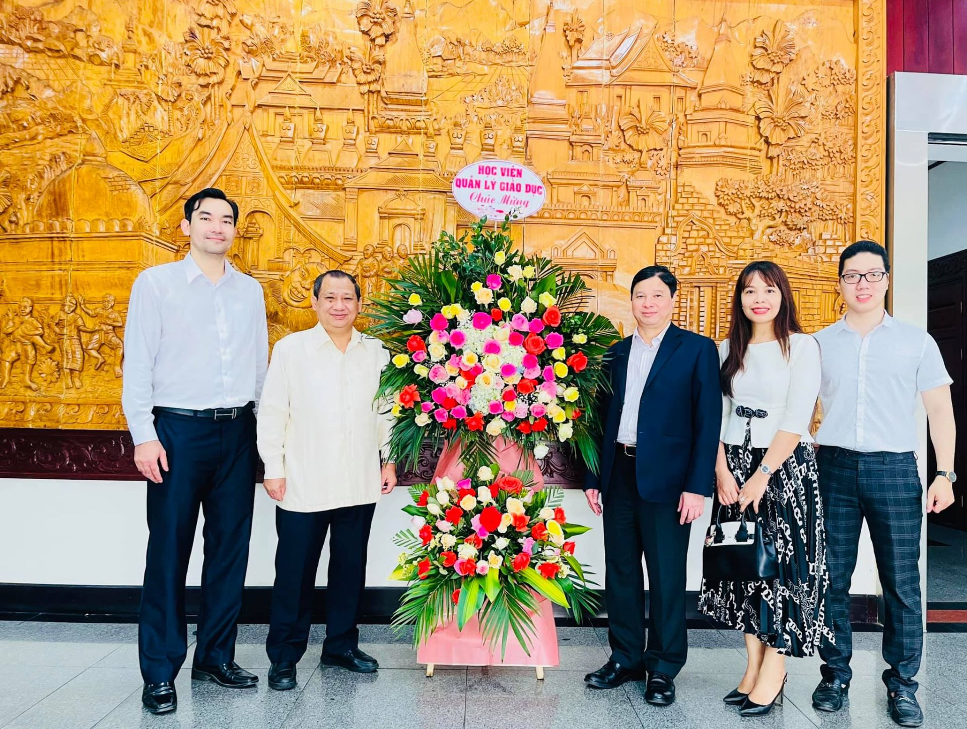 Lãnh đạo Học viện Quản lý giáo dục tới thăm và chúc mừng Đại Sứ quán nước CHDCND Lào nhân dịp Tết cổ truyền Bunpimay