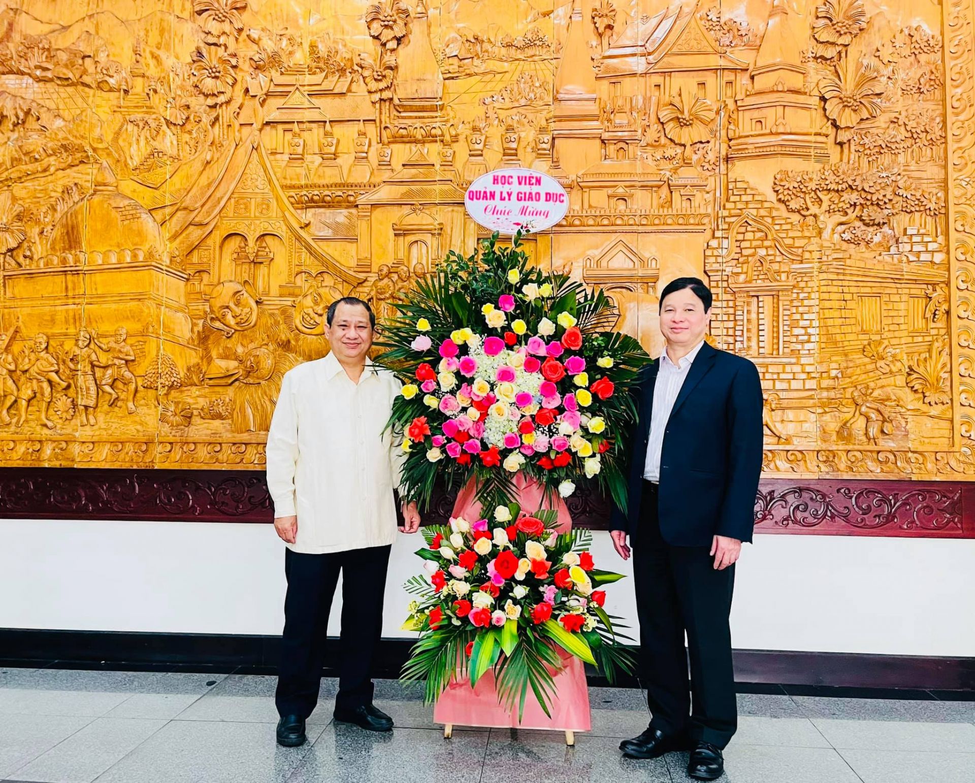 GS.TS Phạm Quang Trung và ông Outhay Bannavong, Bí thư thứ nhất Đại sứ quán Lào tại Việt Nam