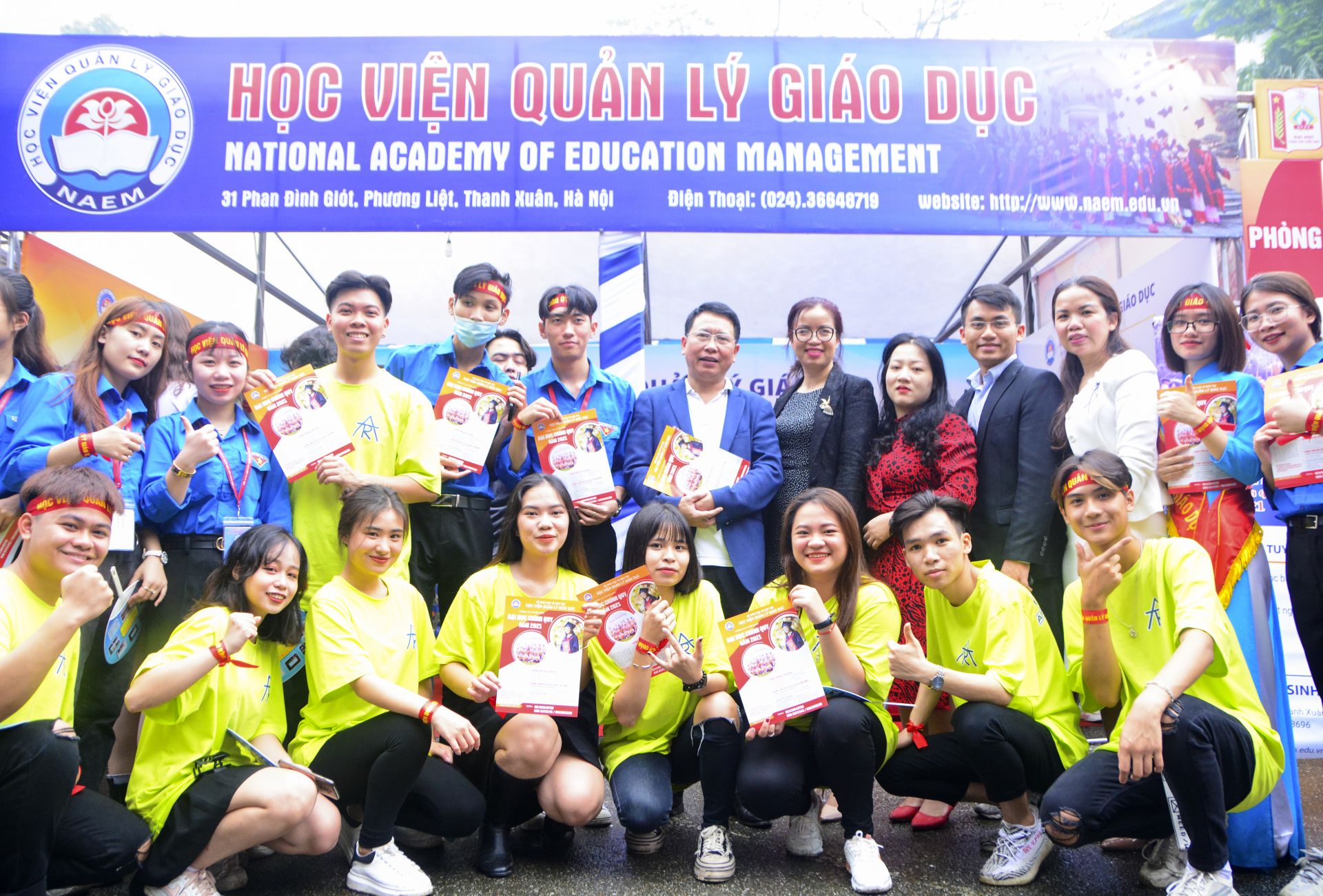 Đội ngũ giảng viên, sinh viên Học viện Quản lý giáo dục nhiệt tình tham gia tư vấn, cung cấp thông tin Tuyển sinh đại học năm 2021