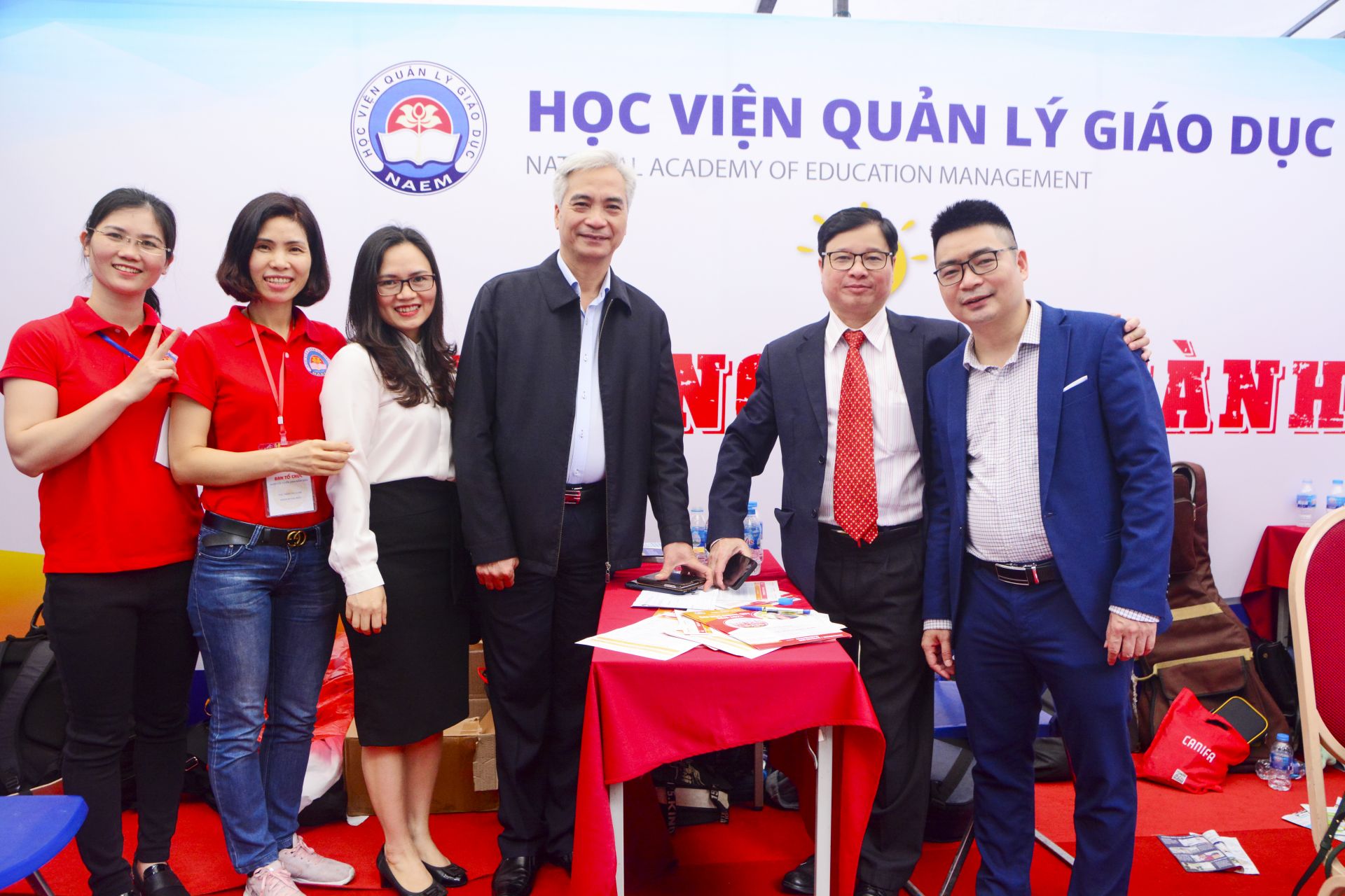 GS.TS Phạm Quang Trung, Giám đốc Học viện Quản lý giáo dục và PGS.TS Trần Hữu Hoan, Phó Giám đốc Học viện trực tiếp chỉ đạo công tác tư vấn tuyển sinh của Học viện