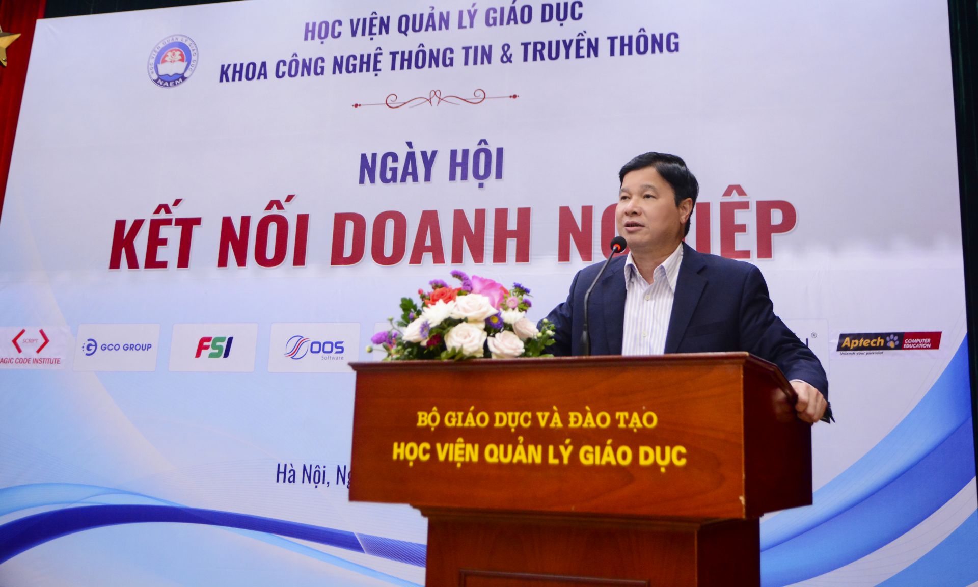 GS.TS Phạm Quang Trung Giám đốc Học viện Quản lý giáo dục chia sẻ với các em sinh viên về ý nghĩa của chương trình