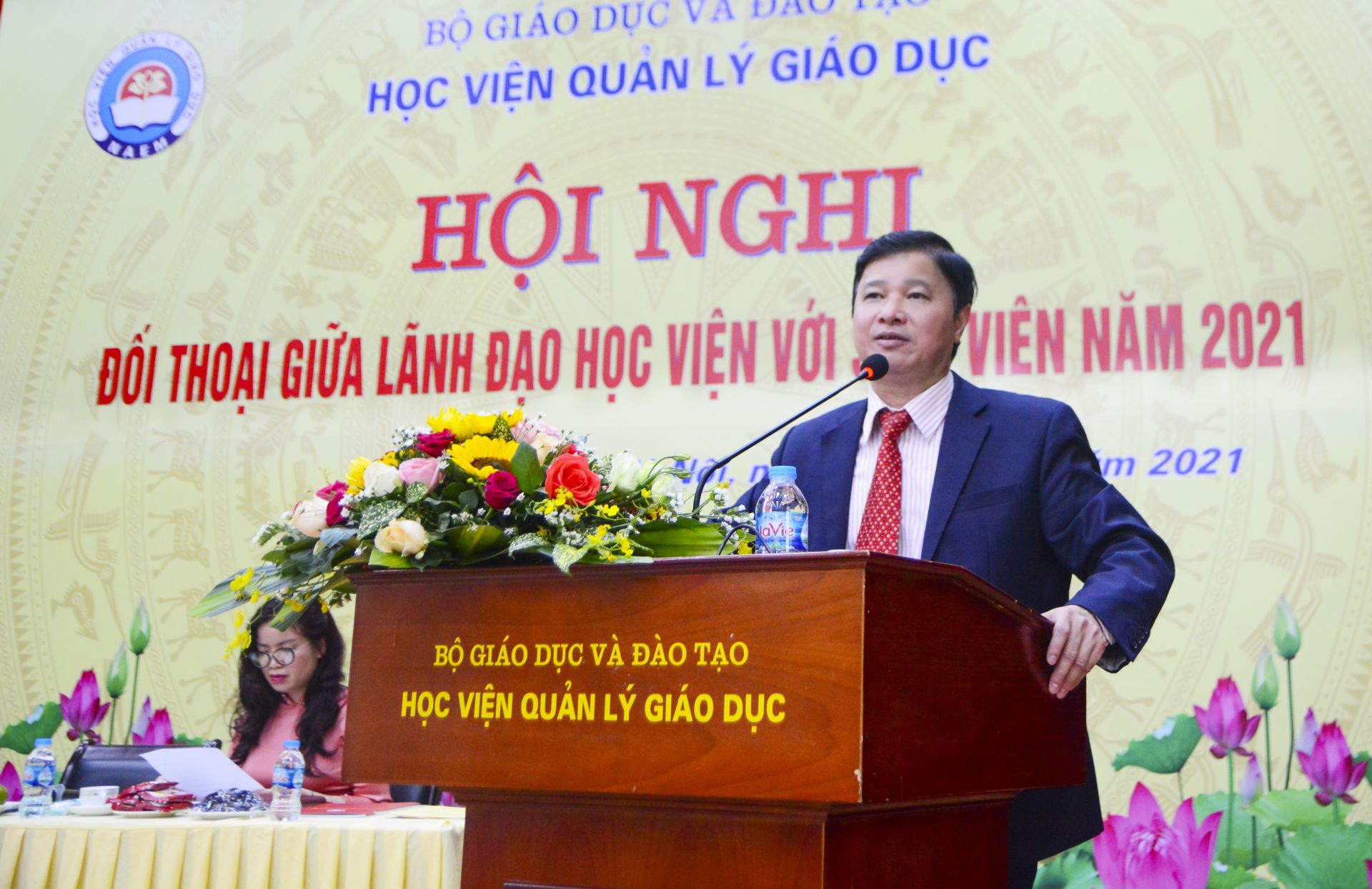 GS.TS Phạm Quang Trung, Giám đốc Học viện Quản lý giáo dục chia sẻ với các em sinh viên