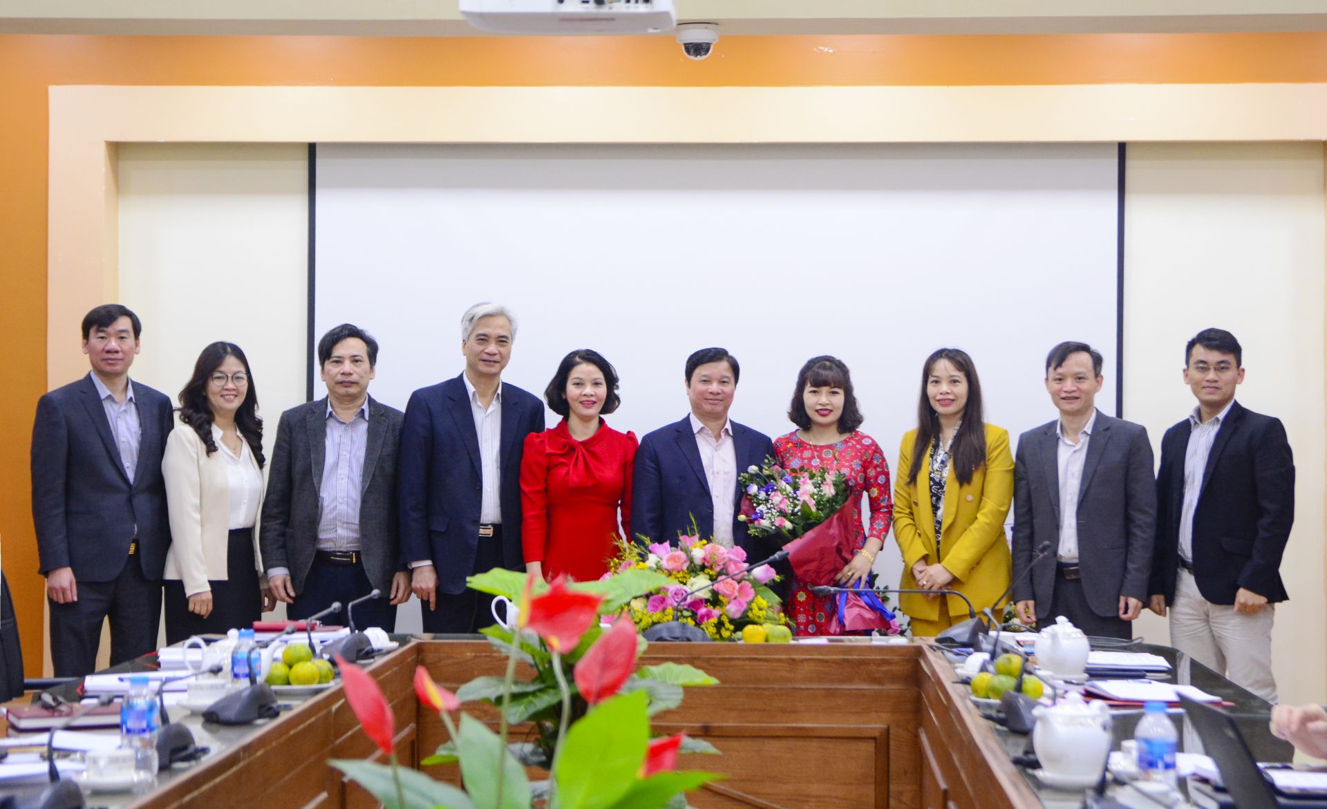 Đảng ủy, Hội đồng trường, Đoàn Thanh niên CSHCM Học viện tặng hoa chúc mừng tân Tổng Biên tập Tạp chí Quản lý giáo dục