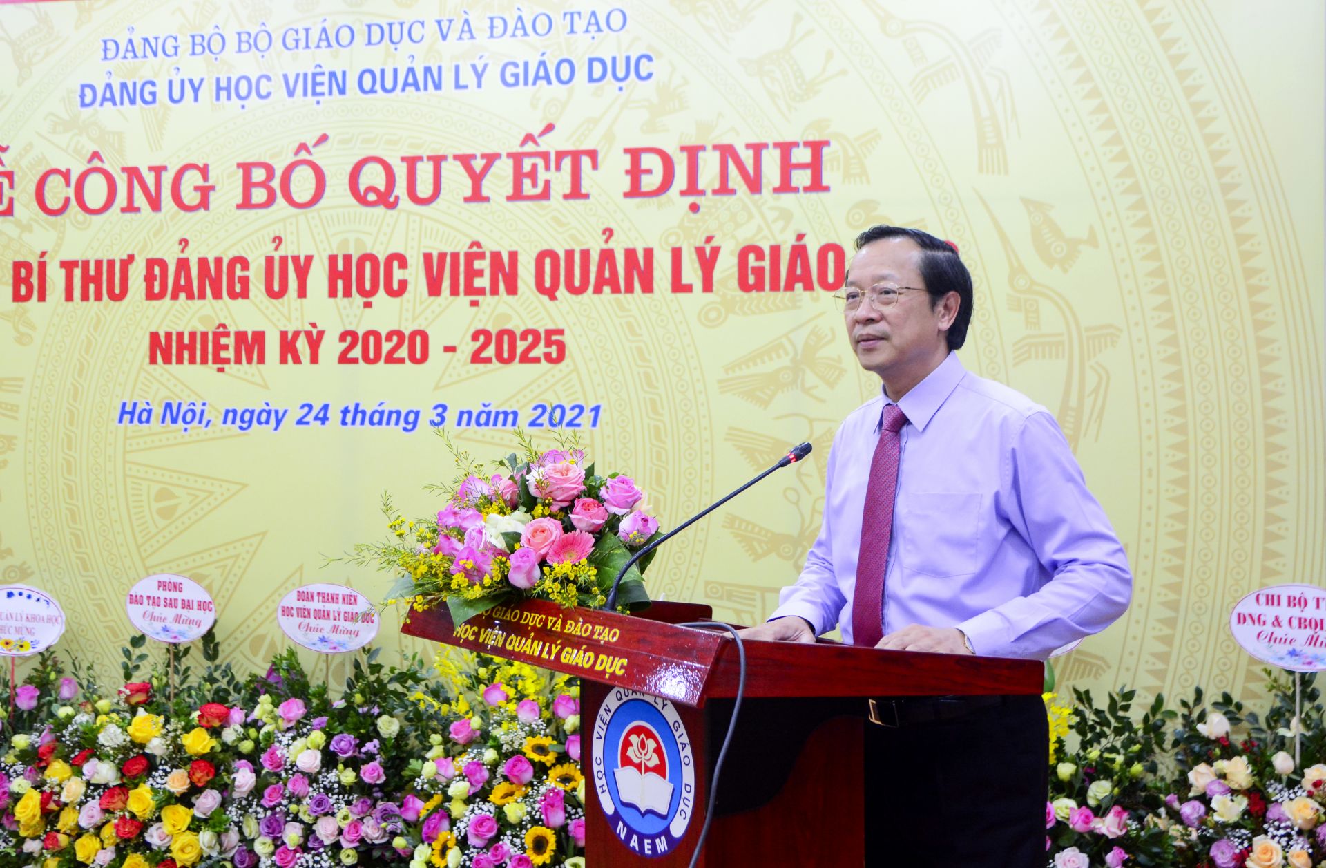 Đ/c Phạm Ngọc Thưởng, Bí thư Đảng ủy, Thứ trưởng Bộ Giáo dục và Đào tạo trao Quyết định chỉ định Bí thư Đảng ủy Học viện Quản lý giáo dục và phát biểu giao nhiệm vụ cho PGS.TS Nguyễn Thị Thu Hằng