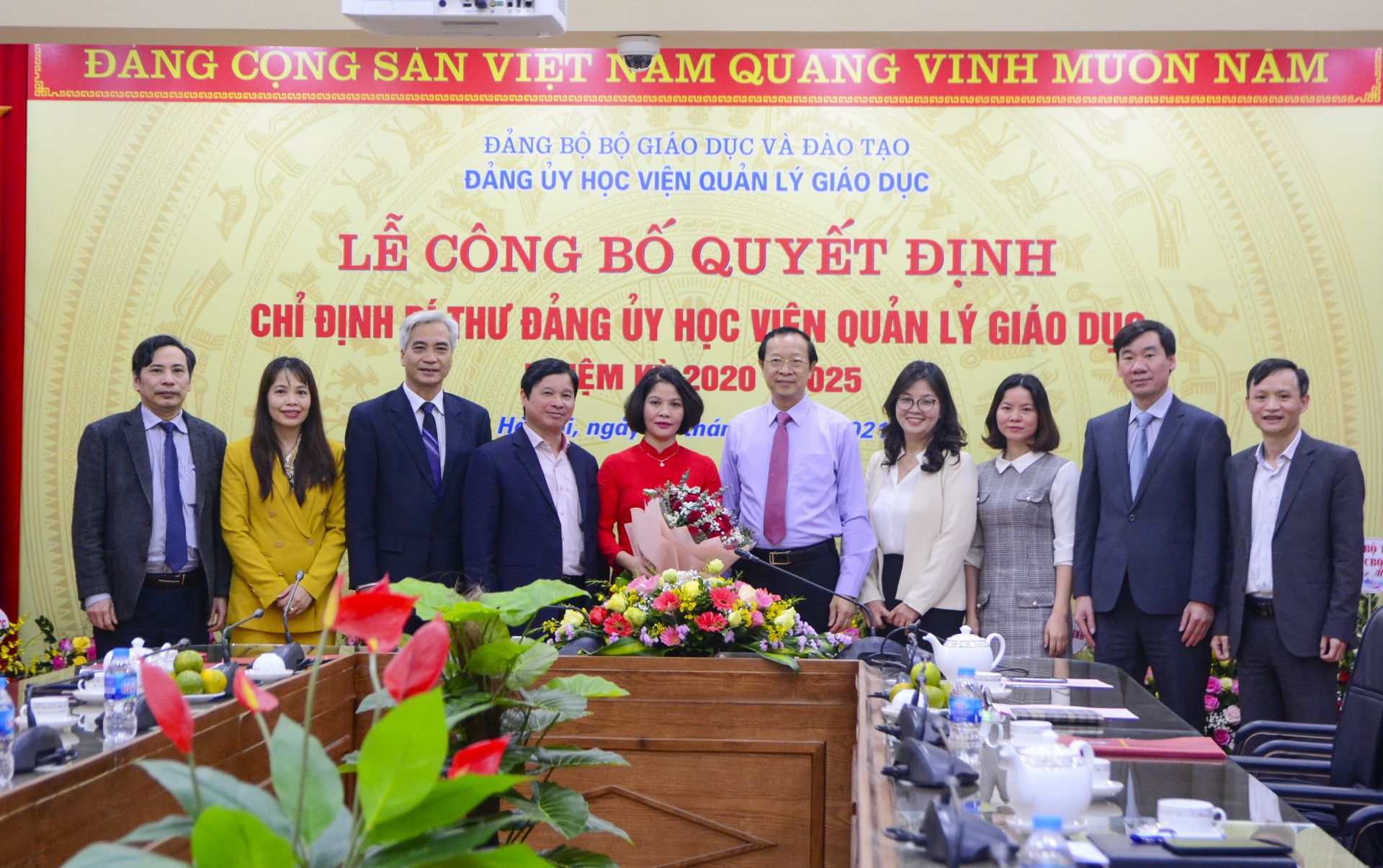 PGS.TS Nguyễn Thị Thu Hằng tặng hoa tri ân GS.TS Phạm Quang Trung