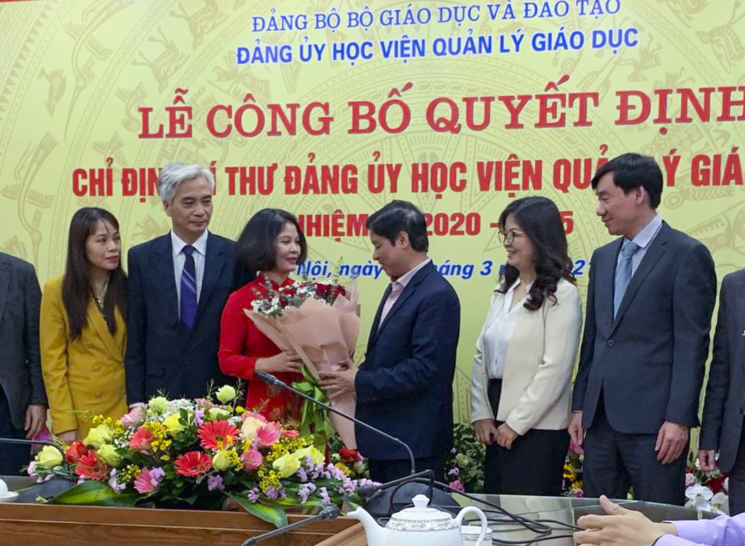 PGS.TS Nguyễn Thị Thu Hằng tặng hoa tri ân GS.TS Phạm Quang Trung