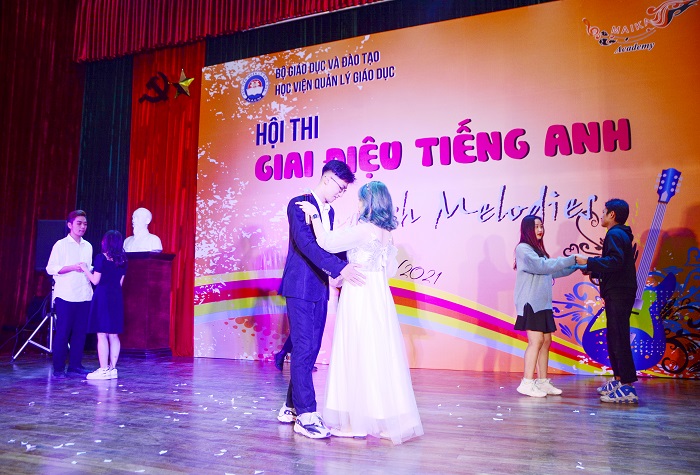 Rộn ràng, vui tươi không khí của cuộc thi Giai điệu tiếng Anh (English Melodies) dành cho sinh viên Học viện Quản lý giáo dục