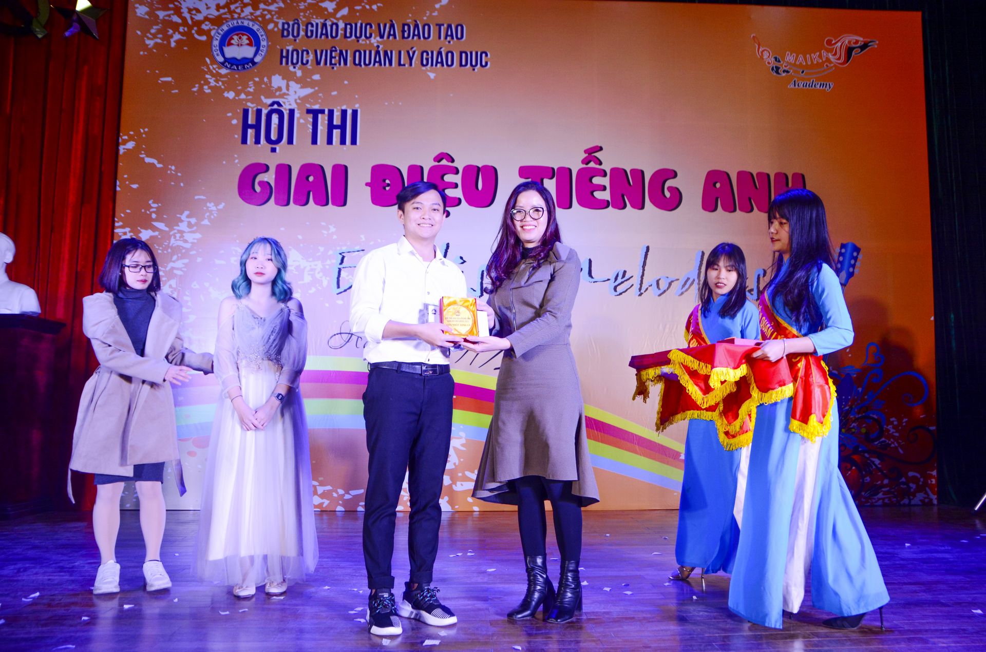 ​​​​​​​Ban Tổ chức công bố và trao giải cho các thí sinh 
