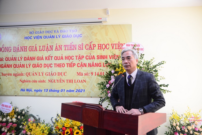 PGS.TS Trần Hữu Hoan, Phó Giám đốc Học viện Quản lý giáo dục phát biểu và tặng hoa chúc mừng NCS