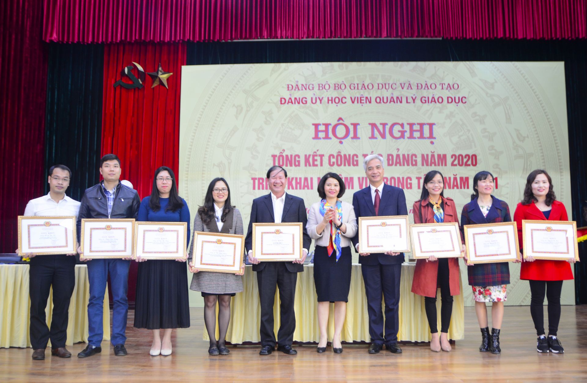 Đảng bộ Học viện Quản lý giáo dục trao giấy khen cho các Tổ chức cơ sở Đảng và các Đảng viên hoàn thành xuất sắc nhiệm vụ năm 2020