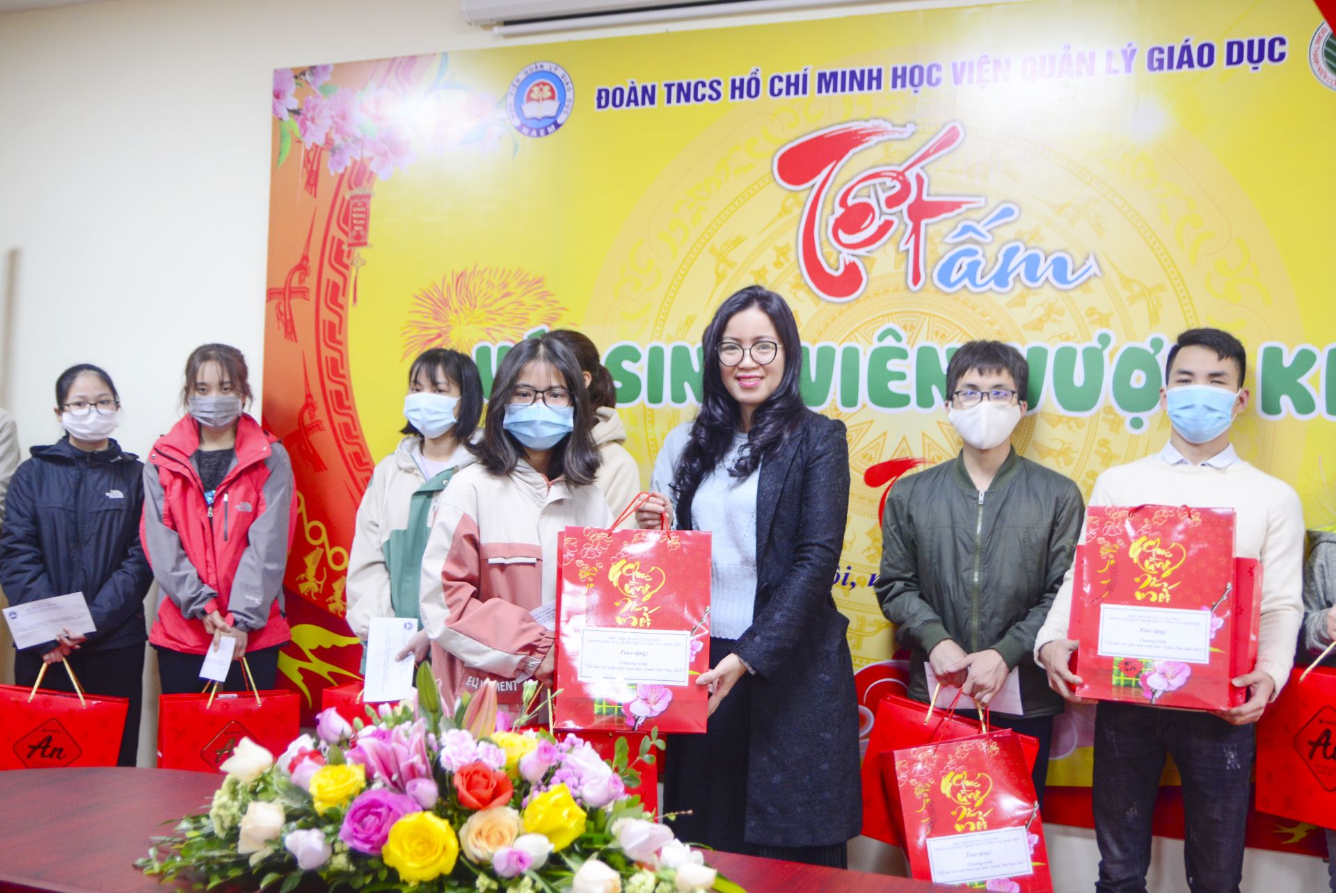 Tết Nguyên đán Tân Sửu đầy ấm áp, yêu thương dành cho các em sinh viên có hoàn cảnh khó khăn của Học viện Quản lý giáo dục