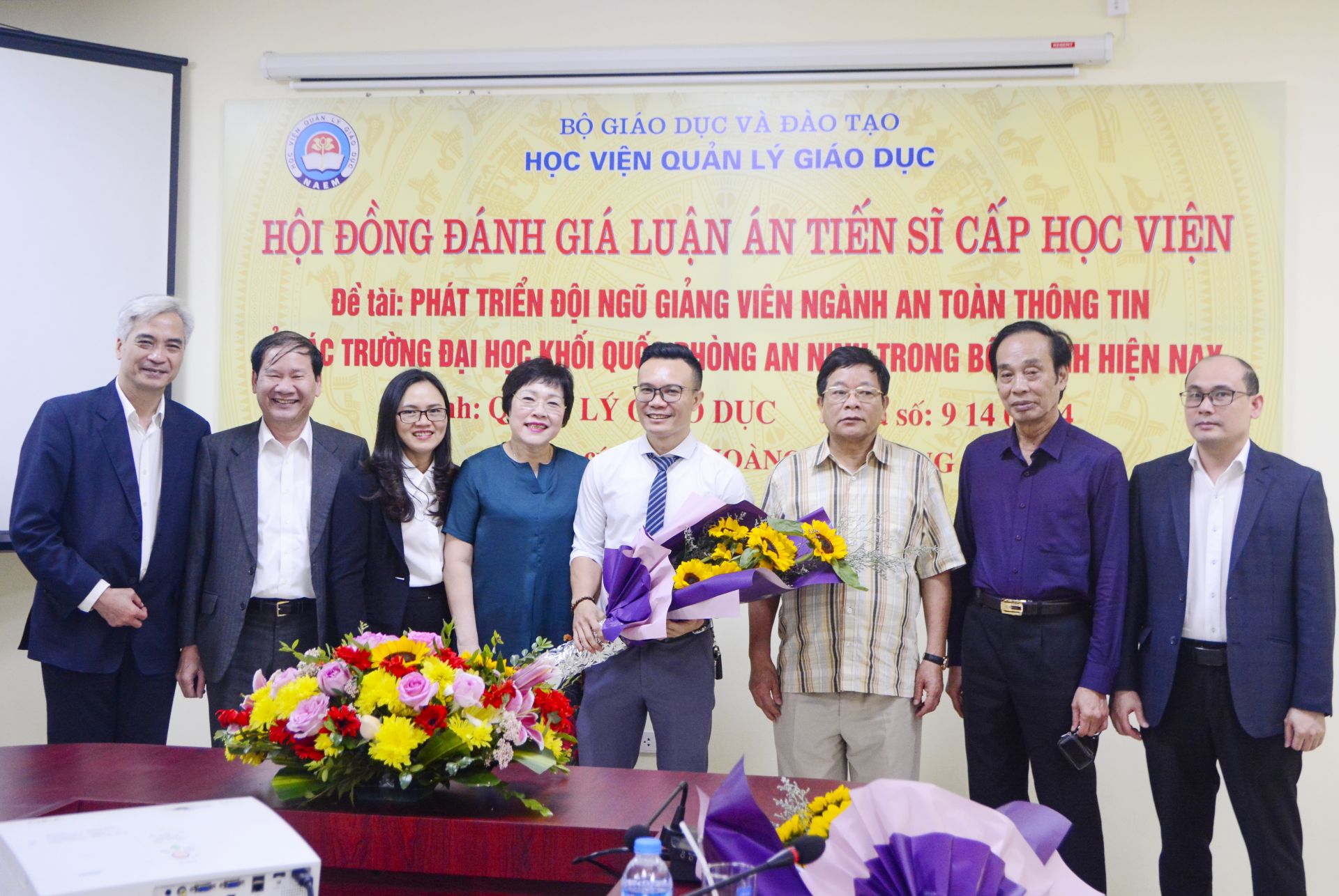 NCS tặng hoa tri ân Cán bộ hướng dẫn khoa học và Hội đồng