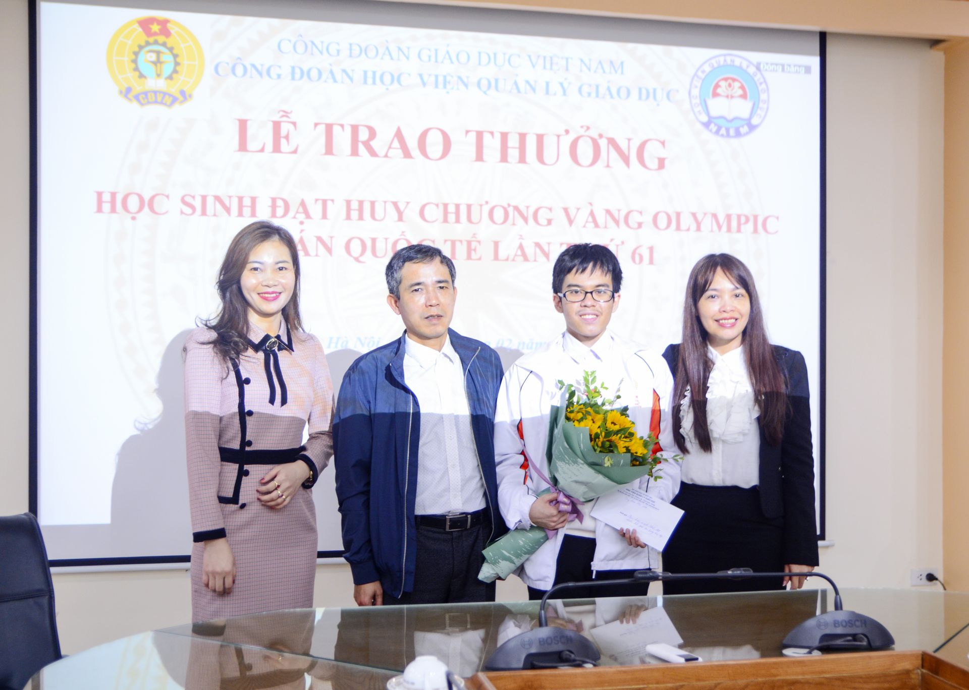 Công đoàn Học viện Quản lý giáo dục tặng quà học sinh đạt huy chương vàng Olympic Toán Quốc tế