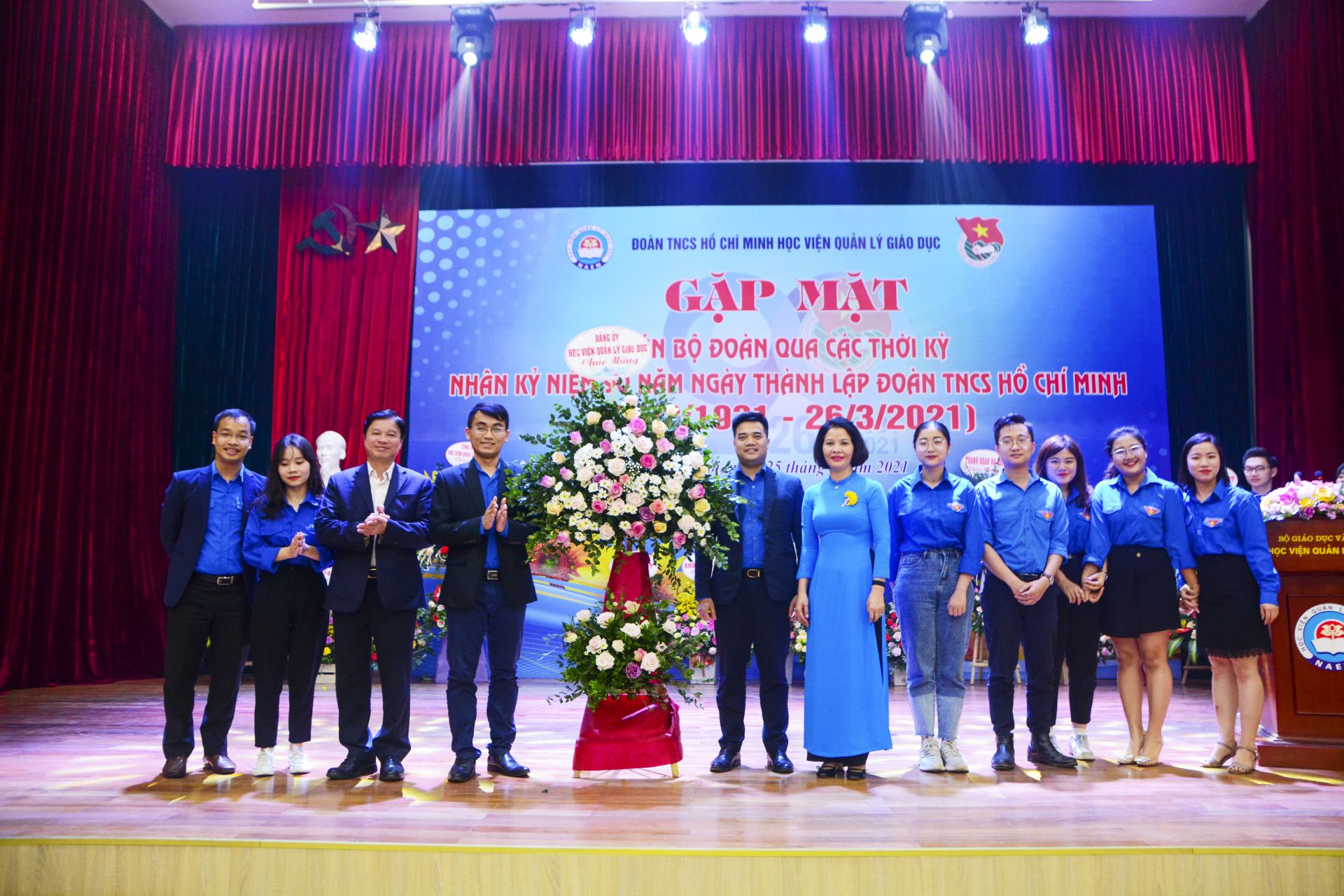 GS.TS Phạm Quang Trung, PGS.TS Nguyễn Thị thu Hằng tặng hoa chúc mừng nhân Ngày Truyền thống của Đoàn TNCS HCM