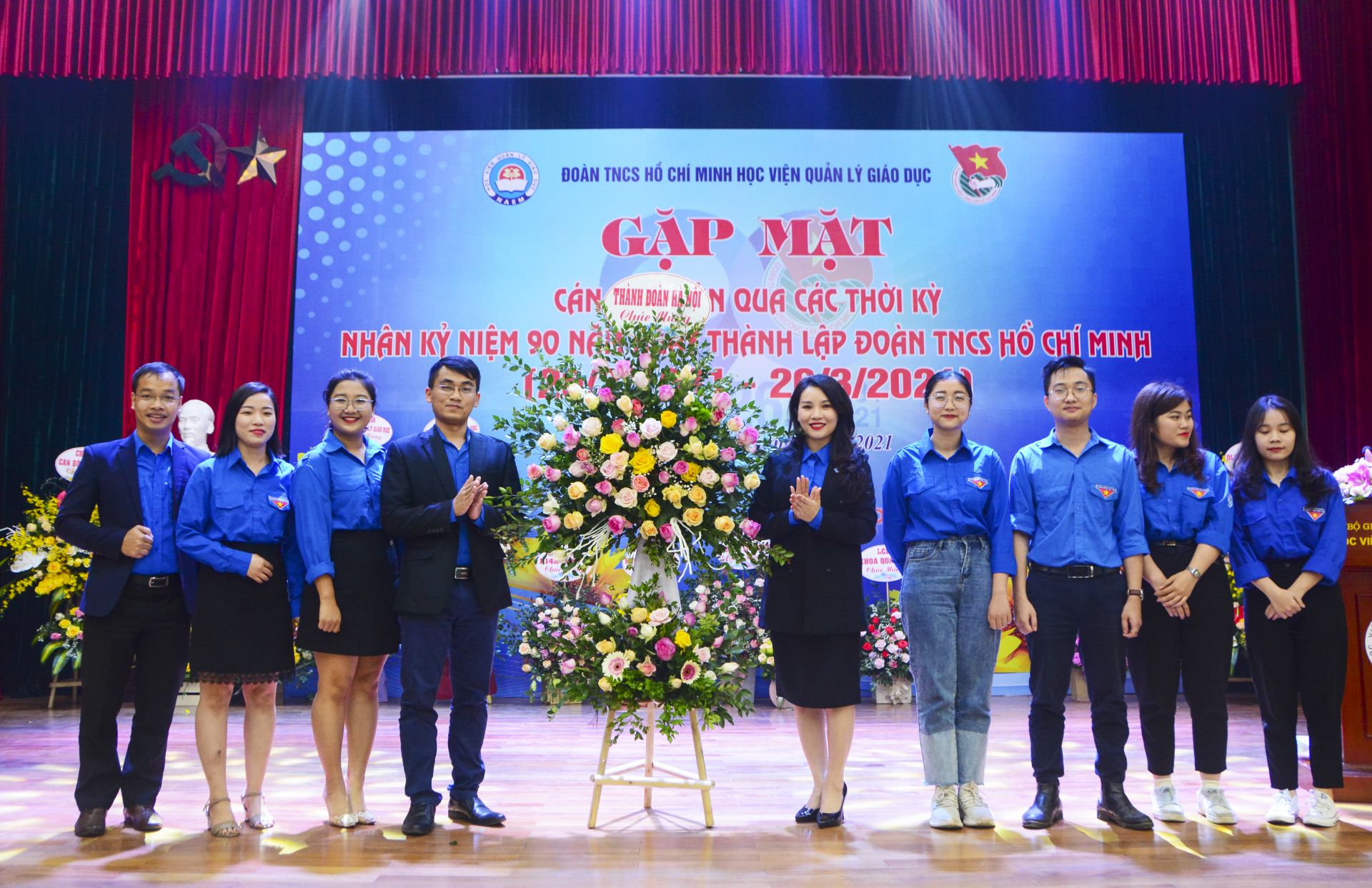 Đ/c Bùi Lan Phương, Phó Bí thư Thành Đoàn Hà Nội tặng hoa chúc mừng Chương trình do Đoàn TNCS HCM Học viện Quản lý giáo dục tổ chức