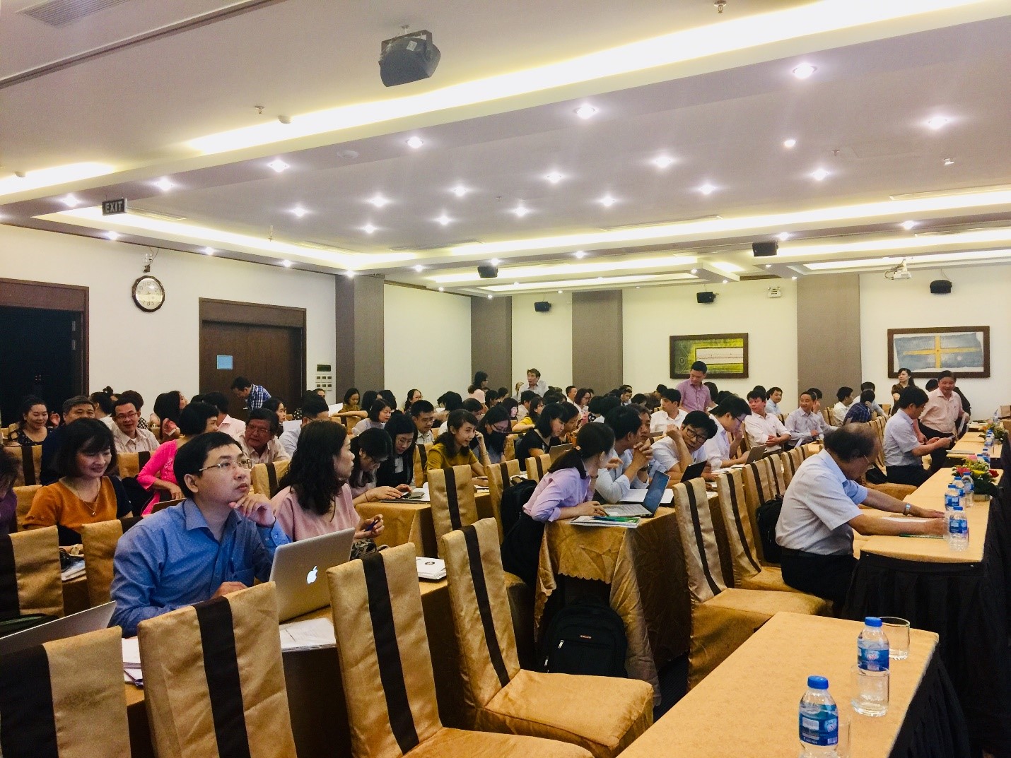GS.TS Phạm Quang Trung cùng đoàn chuyên gia của Học viện Quản lý giáo dục tham dự Tập huấn