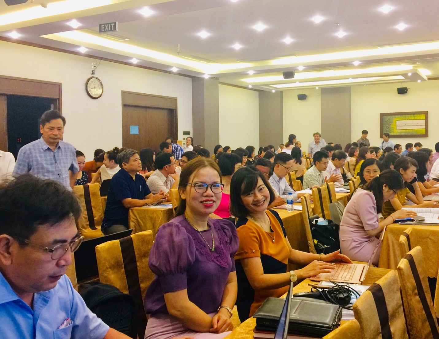 GS.TS Phạm Quang Trung cùng đoàn chuyên gia của Học viện Quản lý giáo dục tham dự Tập huấn