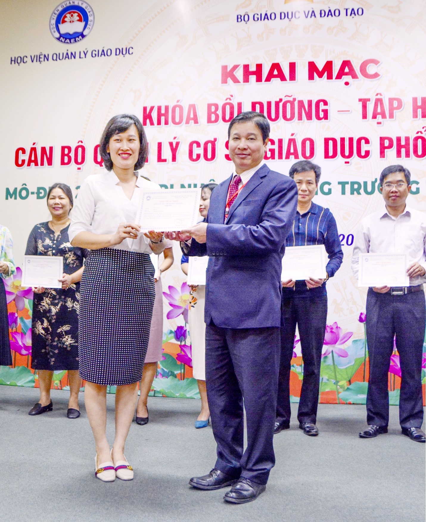 GS.TS Phạm Quang Trung, Giám đốc Học viện Quản lý giáo dục cùng TS. Nguyễn Ngọc Dũng, Giám đốc Chương trình ETEP, Bộ Giáo dục và Đào tạo trao chứng nhận hoàn thành Module 01 (năm 2019) cho các học viên