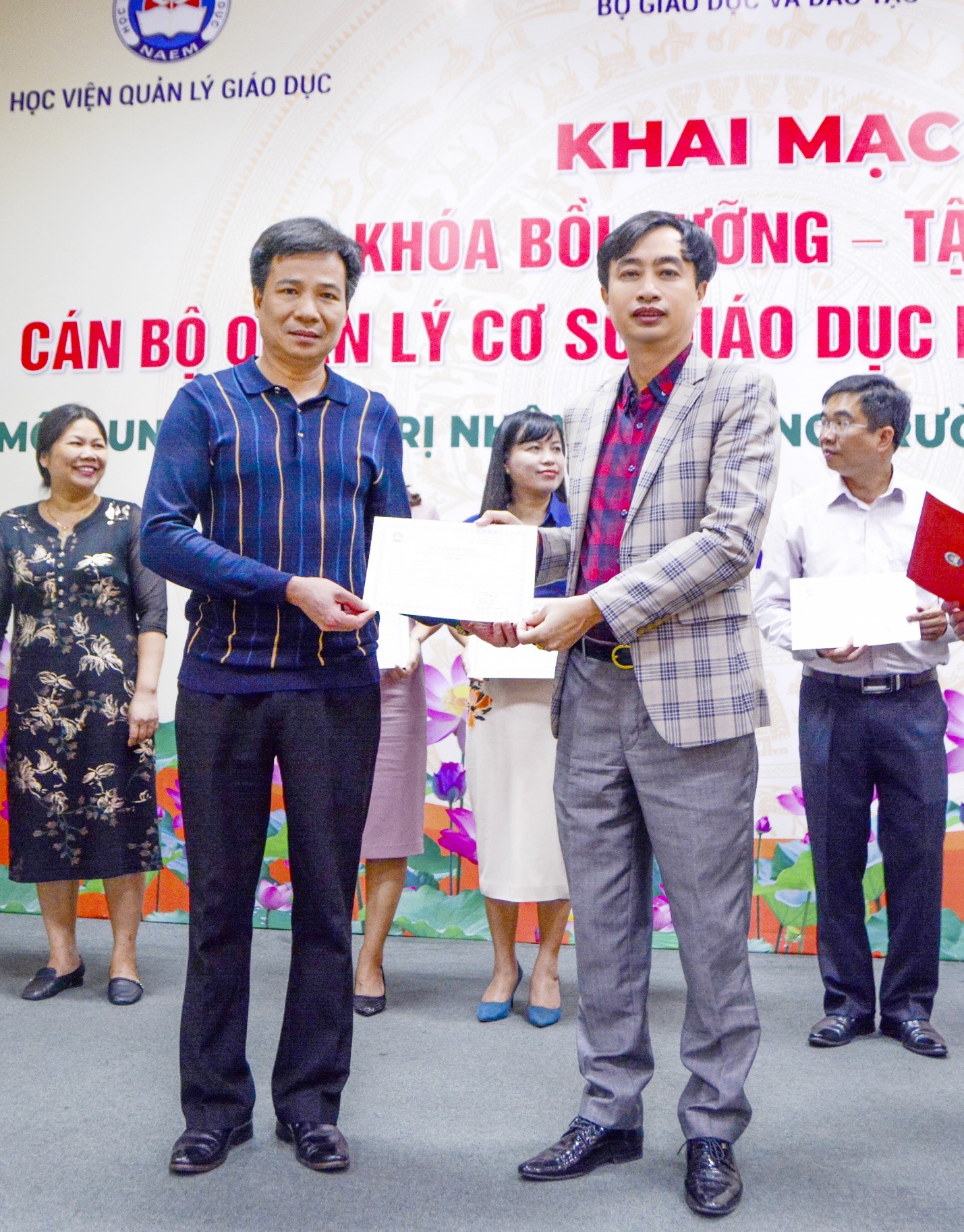 GS.TS Phạm Quang Trung, Giám đốc Học viện Quản lý giáo dục cùng TS. Nguyễn Ngọc Dũng, Giám đốc Chương trình ETEP, Bộ Giáo dục và Đào tạo trao chứng nhận hoàn thành Module 01 (năm 2019) cho các học viên