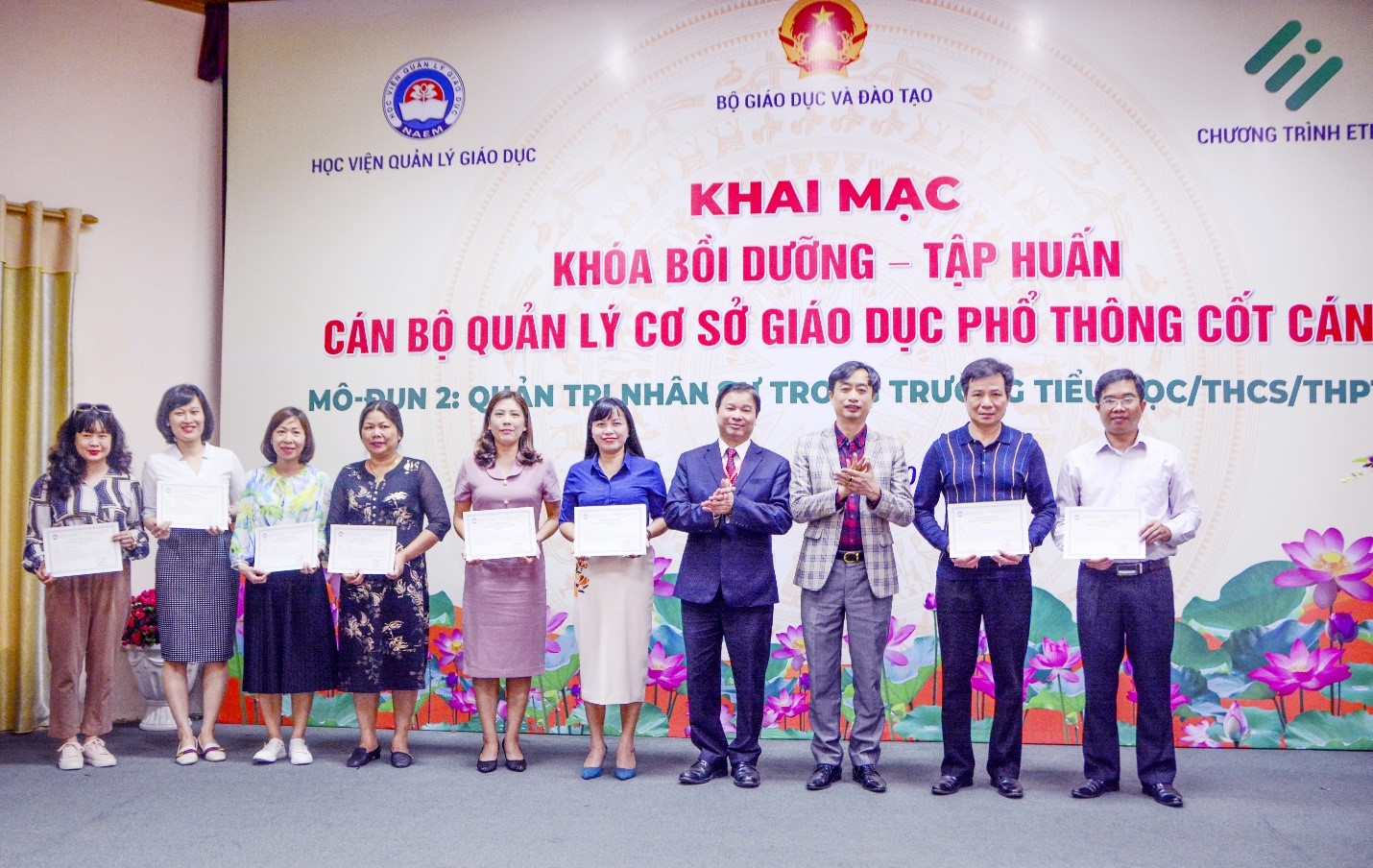 GS.TS Phạm Quang Trung, Giám đốc Học viện Quản lý giáo dục cùng TS. Nguyễn Ngọc Dũng, Giám đốc Chương trình ETEP, Bộ Giáo dục và Đào tạo trao chứng nhận hoàn thành Module 01 (năm 2019) cho các học viên