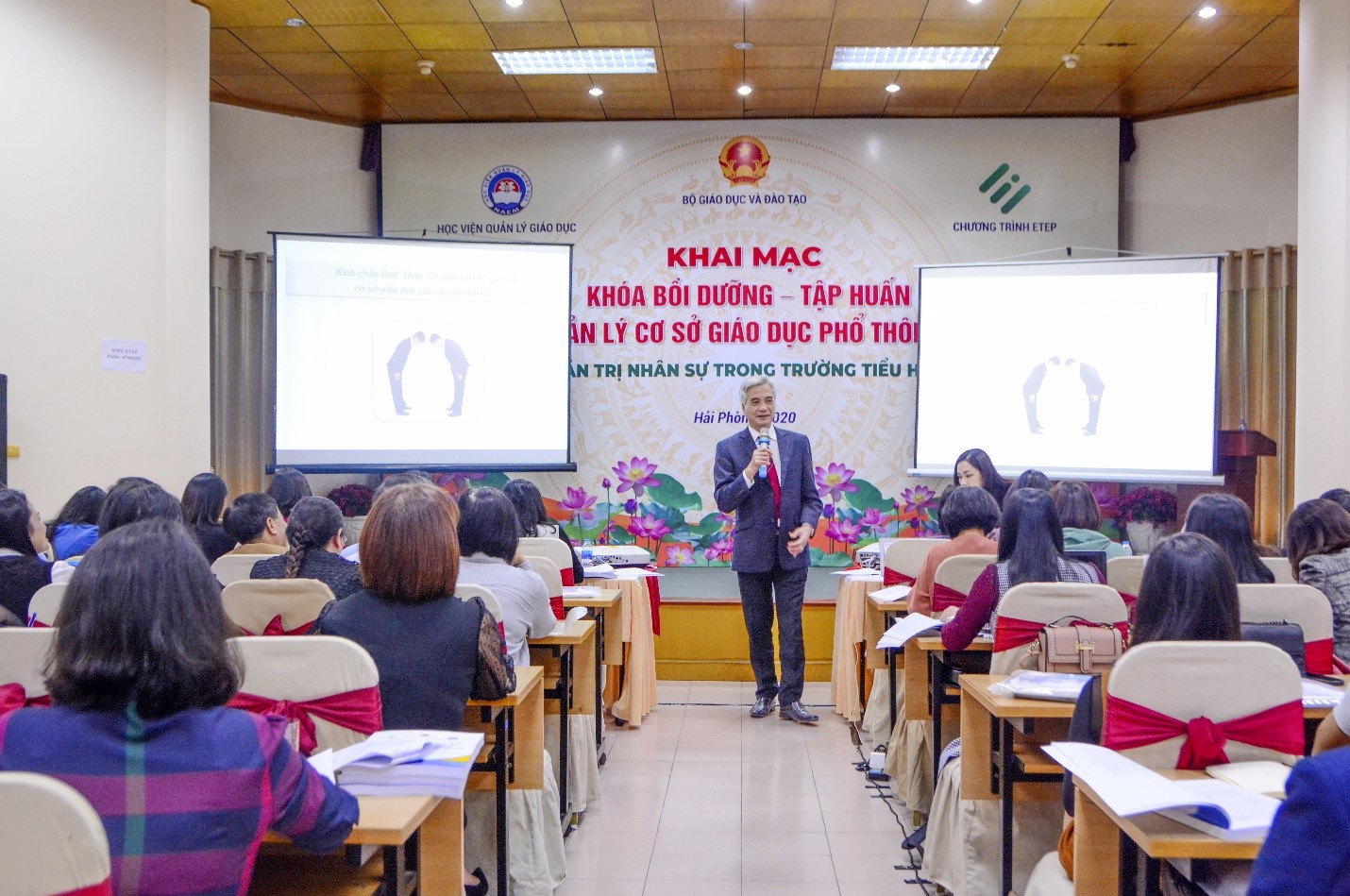 PGS.TS Trần Hữu Hoan, Phó Giám đốc Học viện Quản lý giáo dục phát biểu chào mừng các học viên của Khóa Bồi dưỡng