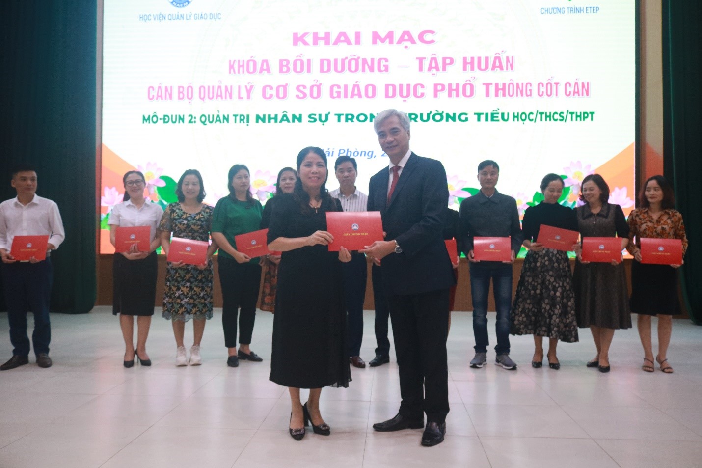 PGS.TS Trần Hữu Hoan, Phó Giám đốc Học viện Quản lý giáo dục trao chứng nhận hoàn thành Module 01 (năm 2019) cho các học viên
