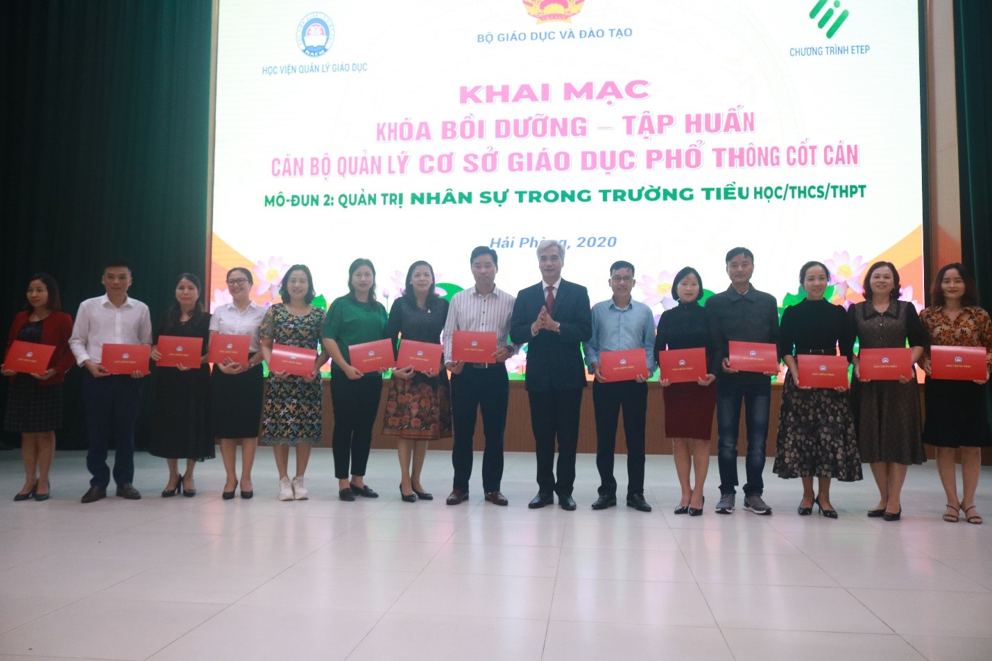 PGS.TS Trần Hữu Hoan, Phó Giám đốc Học viện Quản lý giáo dục trao chứng nhận hoàn thành Module 01 (năm 2019) cho các học viên