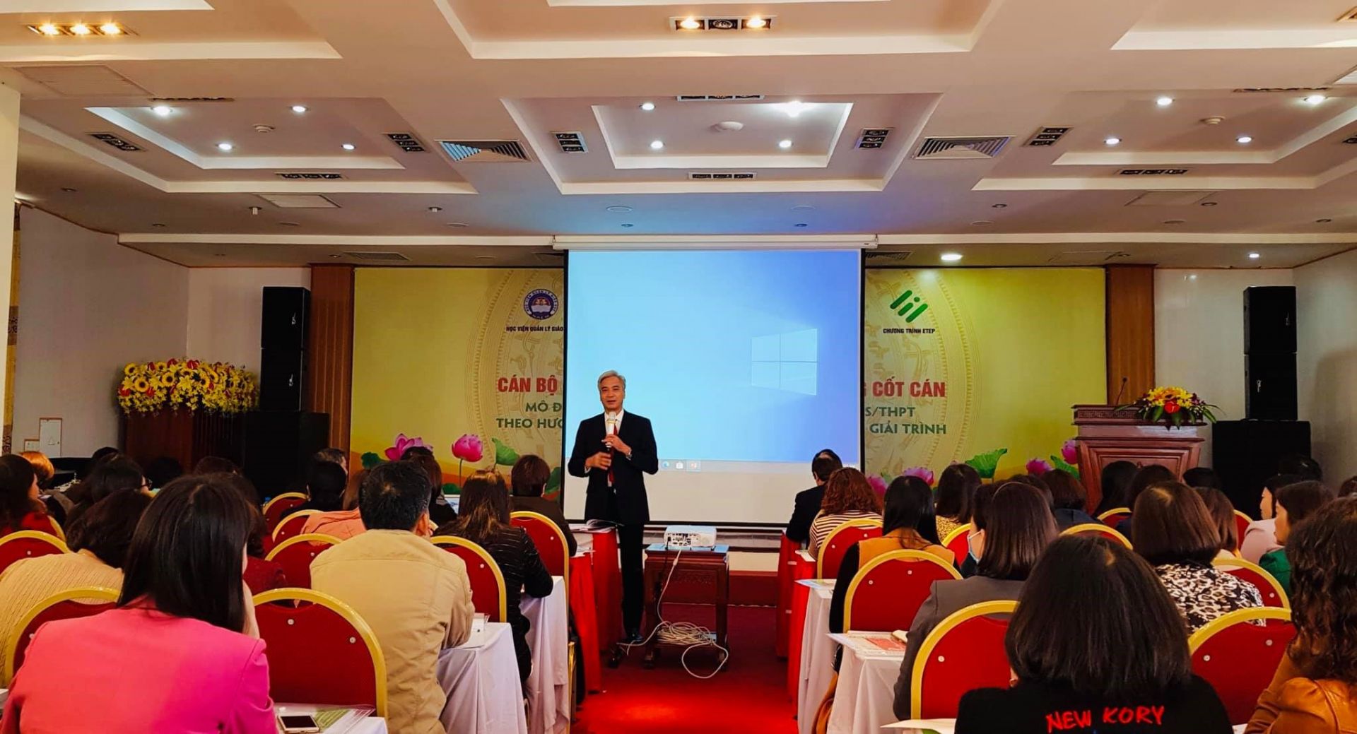 PGS.TS Trần Hữu Hoan, Phó Giám đốc Học viện triển khai tới các học viên hệ thống LMS