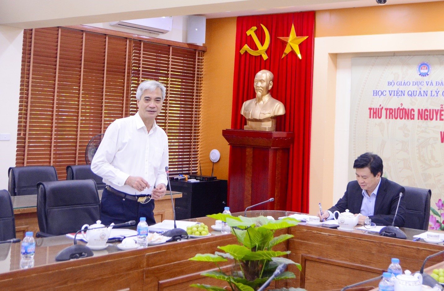 PGS.TS Trần Hữu Hoan, Phó Giám đốc Học viện Quản lý giáo dục, Trưởng Ban chỉ đạo ETEP Học viện báo cáo tình hình triển khai các nhiệm vụ thuộc Chương trình