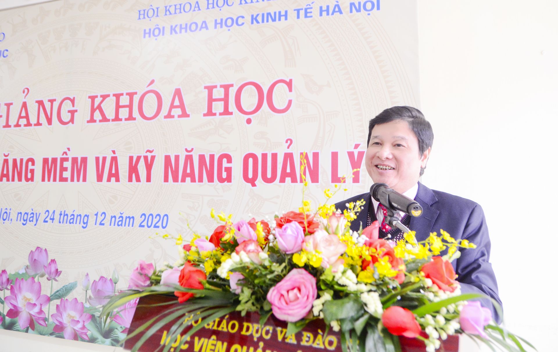 GS.TS Phạm Quang Trung, Giám đốc Học viện Quản lý giáo dục phát biểu khai mạc lớp bồi dưỡng kỹ năng cho sinh viên Học viện