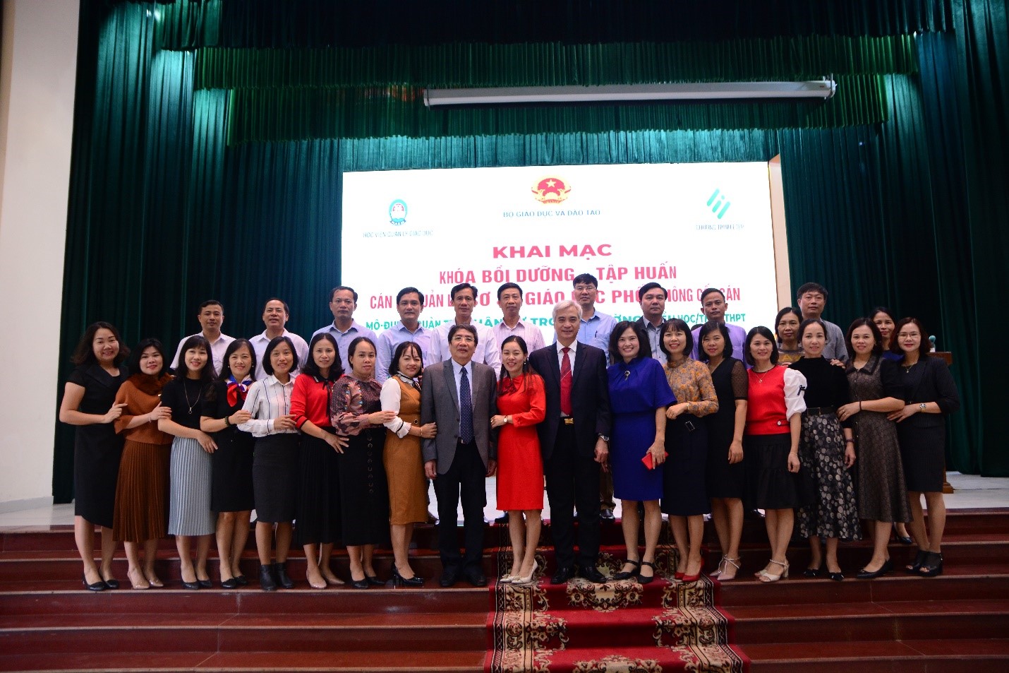 Các học viên chụp hình lưu niệm cùng Ban tổ chức và các báo cáo viên của khóa bồi dưỡng