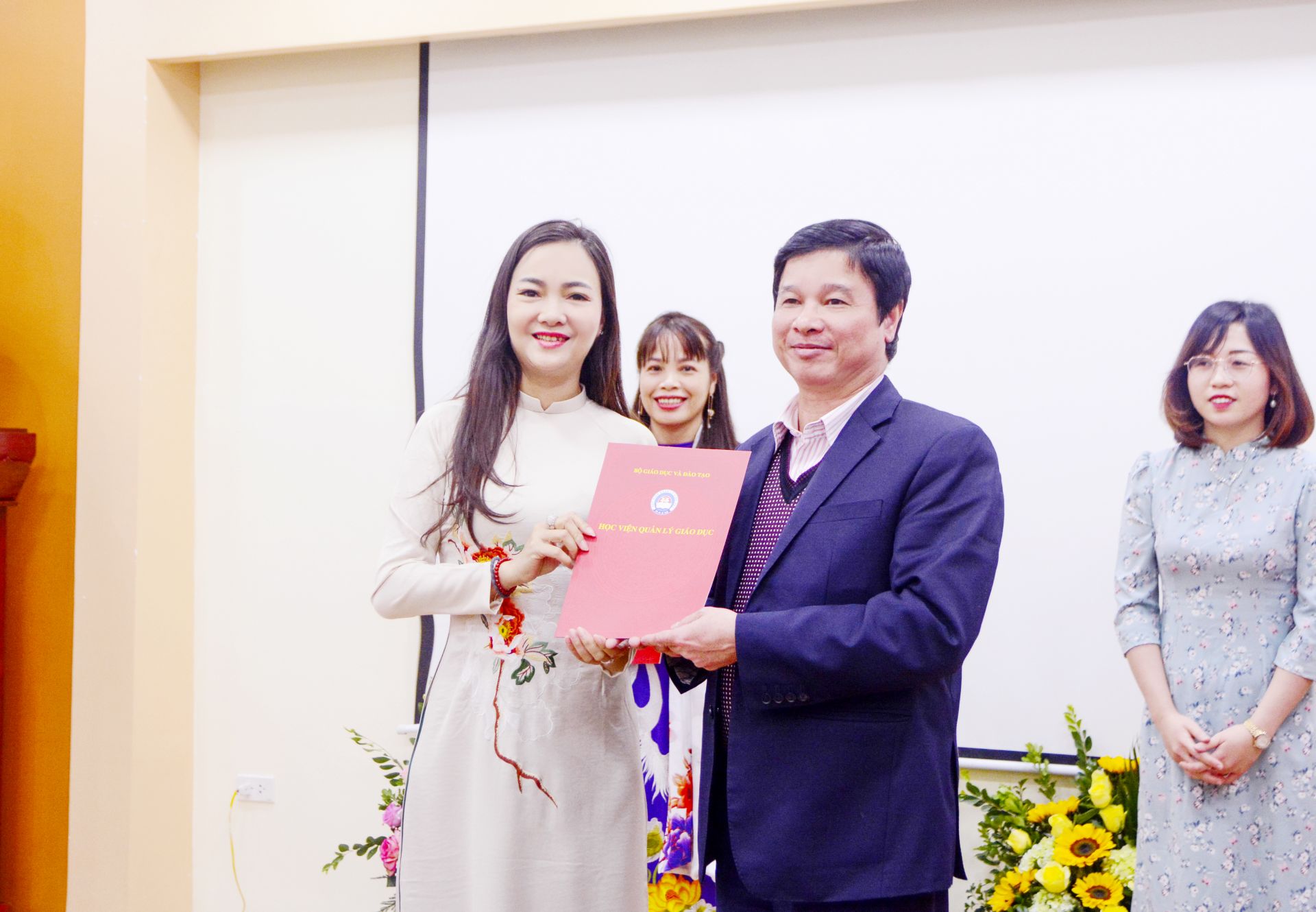 GS.TS Phạm Quang Trung trao Quyết định bổ nhiệm cho các viên chức quản lý