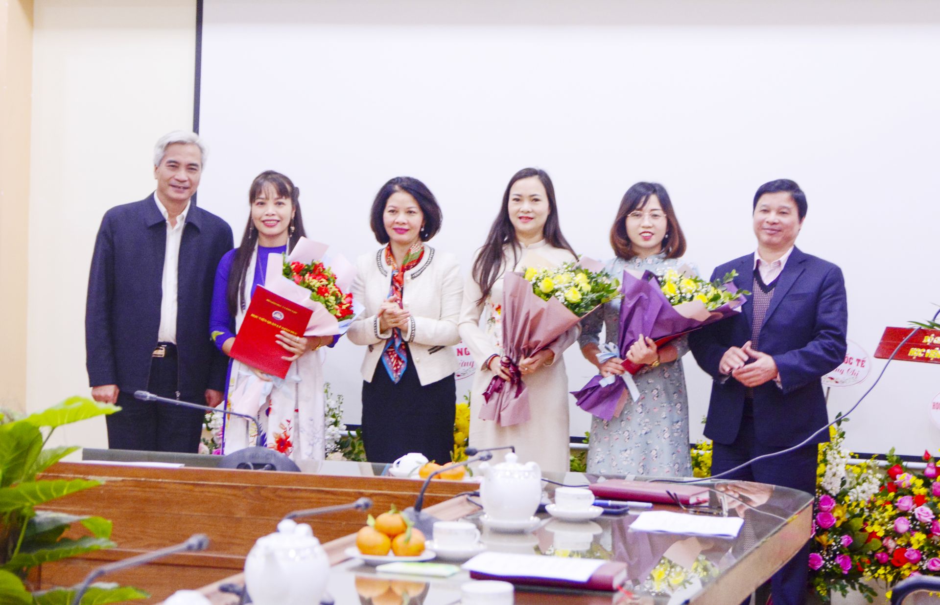 Lãnh đạo Học viện tặng hoa chúc mừng các viên chức quản lý