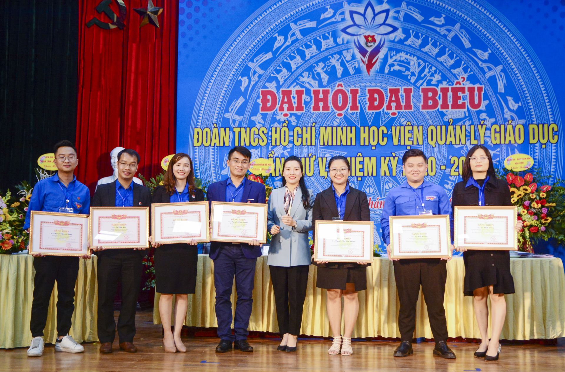Đ/c Bùi Thị Lan Phương, Phó Bí thư Thành Đoàn Hà Nội trao giấy khen cho tập thể và cá nhân có thành tích xuất sắc trong công tác Đoàn và Phong trào Thanh niên Học viện giai đoạn 2017-2020
