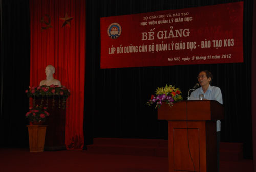 Bế giảng lớp bồi dưỡng cán bộ quản lý giáo dục khóa 63