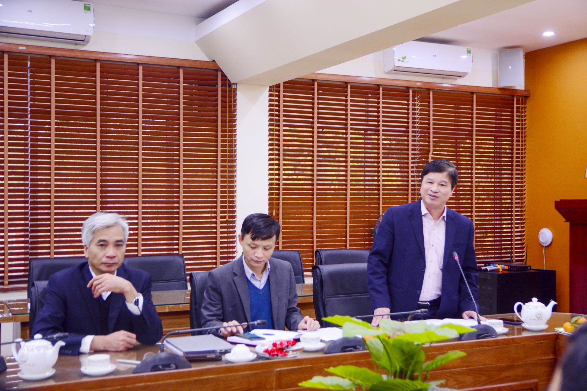 Đ/c Phạm Quang Trung, Phó Bí thư Đảng ủy, Giám đốc Học viện Quản lý giáo dục báo cáo kết quả thực hiện nhiệm vụ năm 2020 và phương hướng, nhiệm vụ năm 2021 của Đảng bộ Học viện Quản lý giáo dục