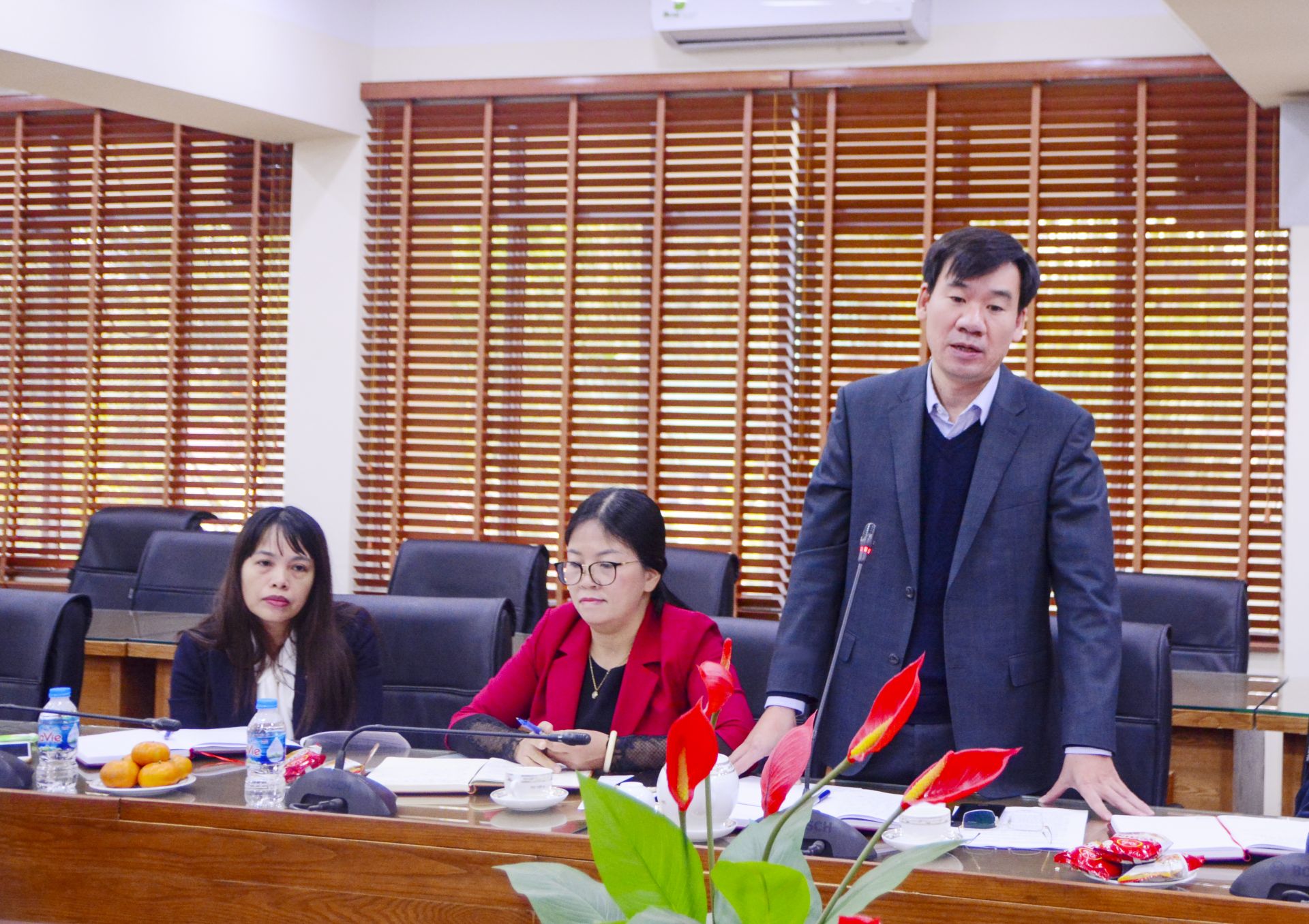Các đ/c Đảng ủy viên, Đảng ủy Học viện Quản lý giáo dục báo cáo kết quả công tác năm 2020