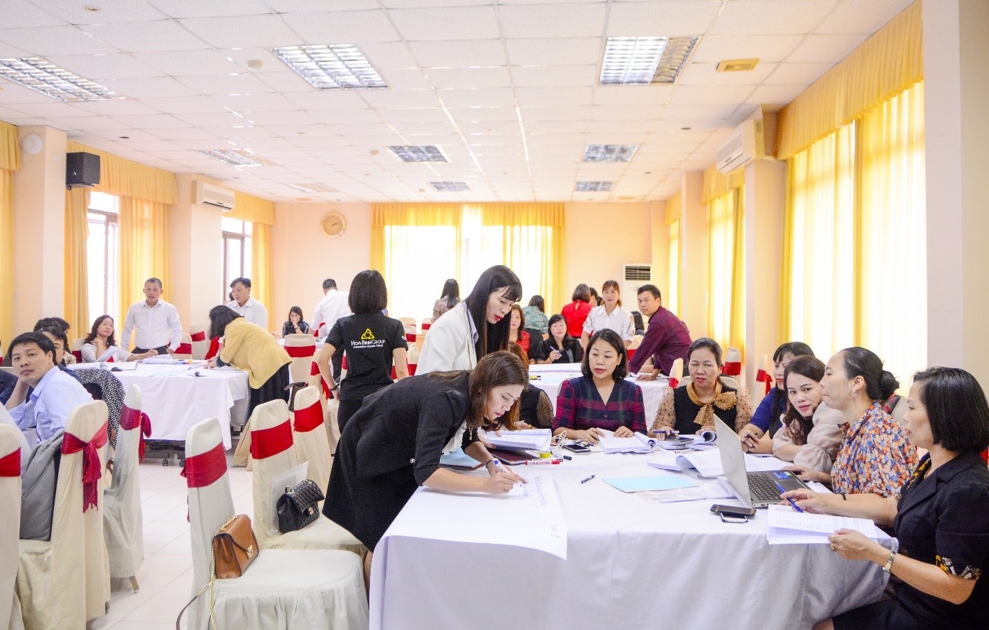 Các học viên tích cực chia sẻ kinh nghiệm quản lý theo nhóm ứng với từng cụm trường