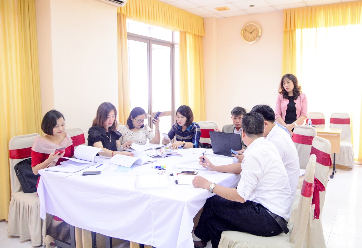 Các học viên tích cực chia sẻ kinh nghiệm quản lý theo nhóm ứng với từng cụm trường